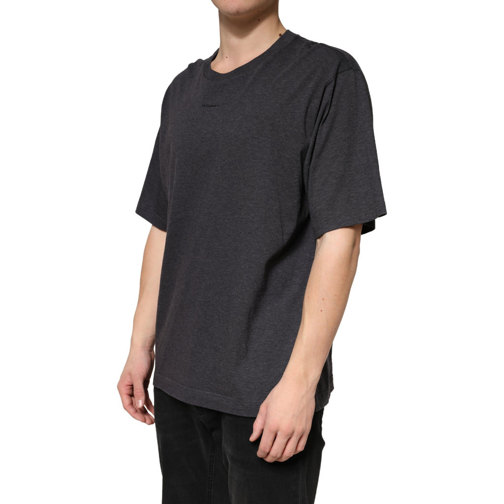 Pull en coton gris foncé Dolce & Gabbana à manches courtes et col rond, avec un look moderne et élégant.