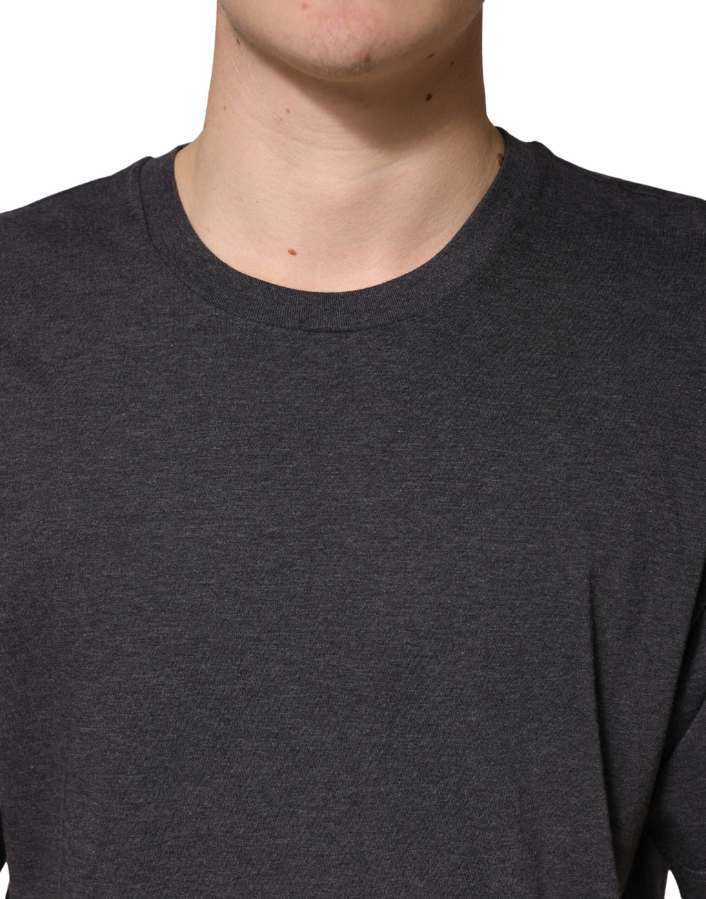Pull à manches courtes gris foncé en coton Dolce & Gabbana, col rond et coupe classique, visible sur fond neutre.