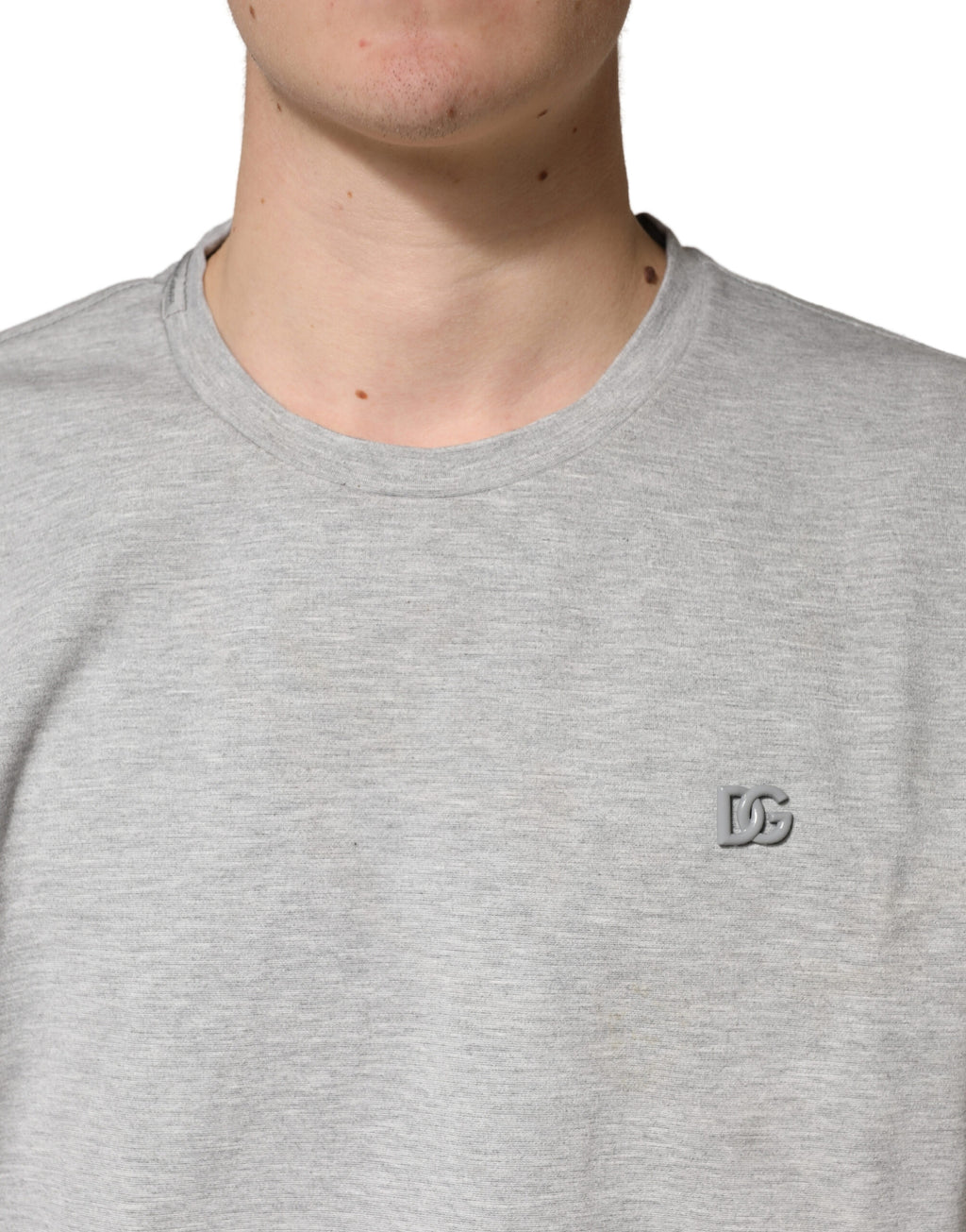 T-shirt gris en coton à col rond de Dolce & Gabbana, manches courtes, design simple et élégant.