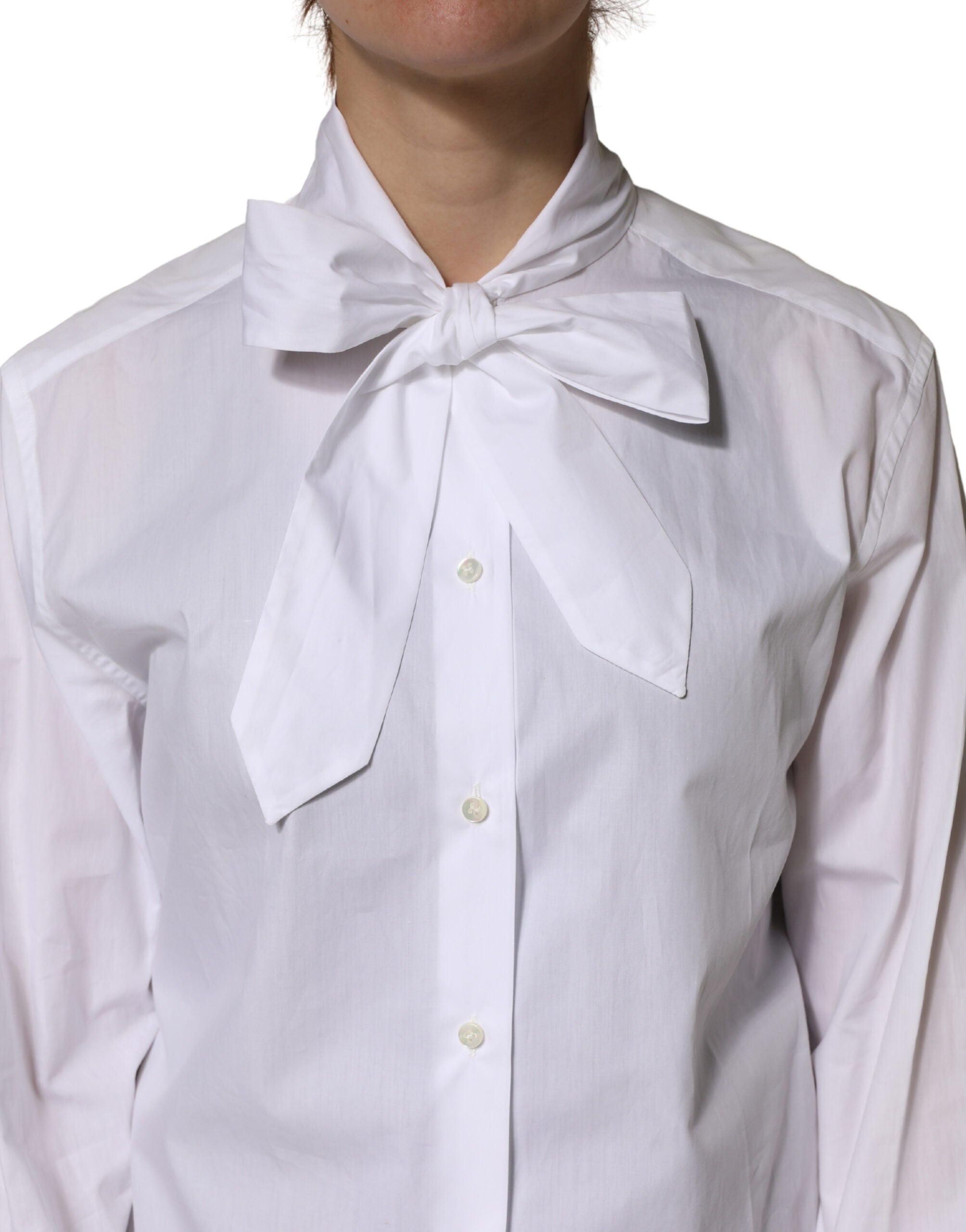 Chemisier blanc Dolce & Gabbana en coton à manches longues avec nœud papillon, style élégant et sophistiqué.