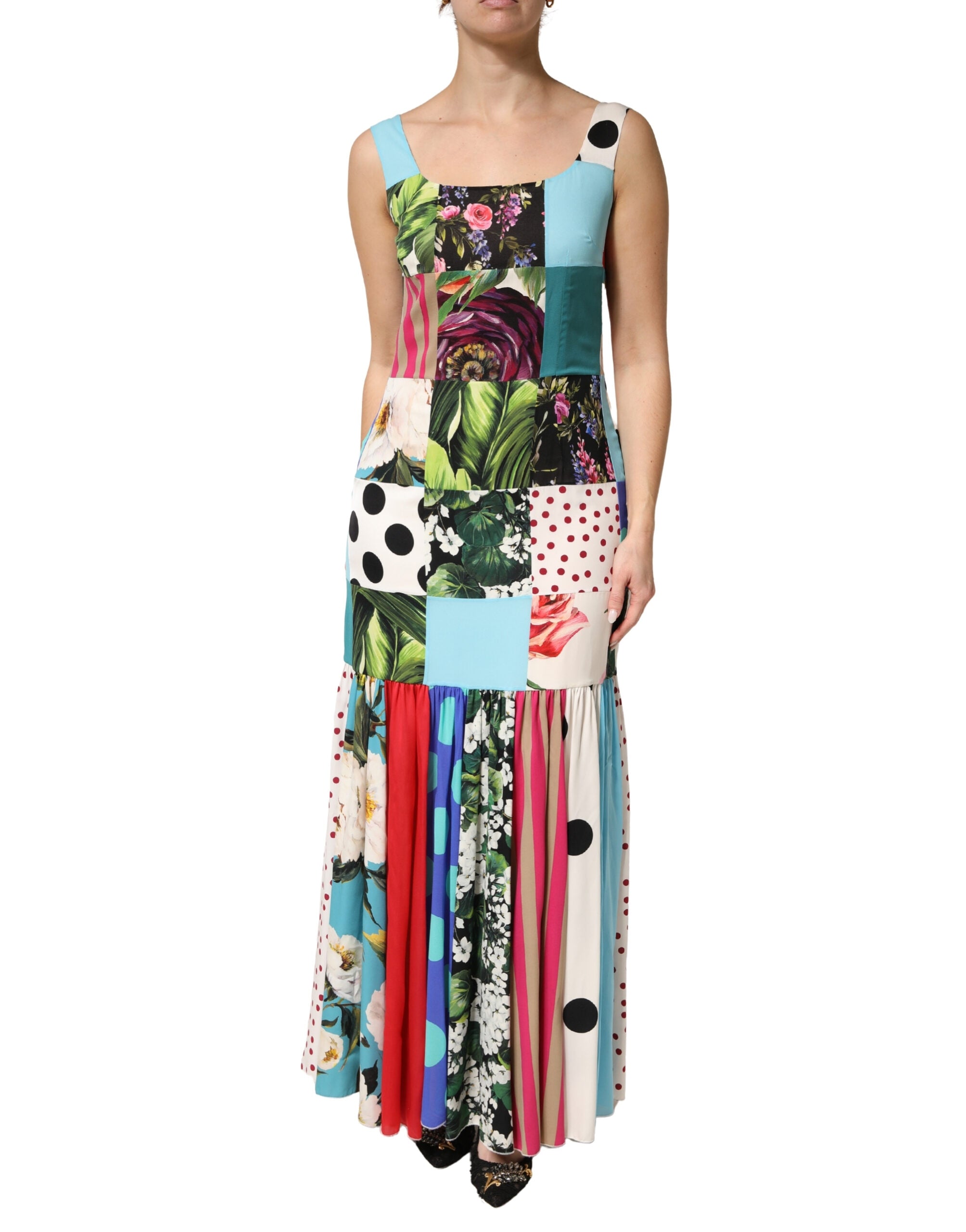Robe sans manches en soie à patchworks multicolores de Dolce & Gabbana, motif élégant et coloré.