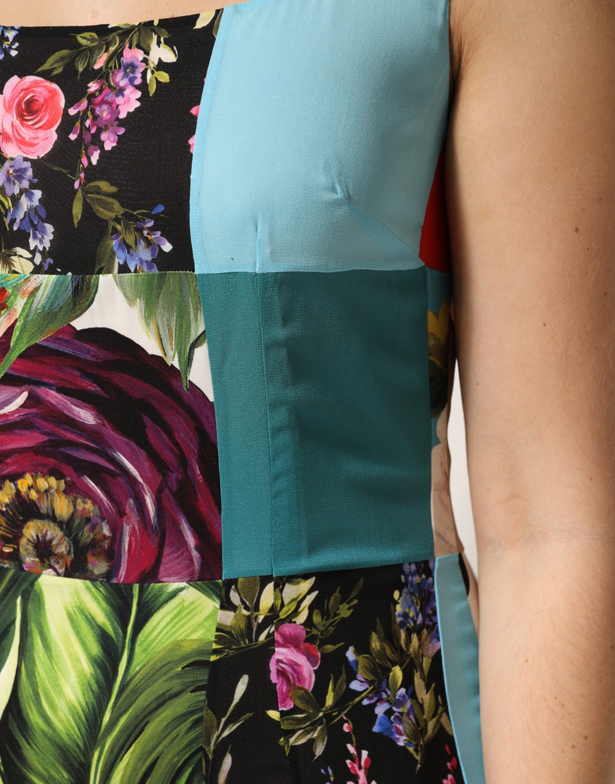 Robe sans manches en soie multicolore à patchwork de Dolce & Gabbana, détails colorés et élégants visible sur l'image.