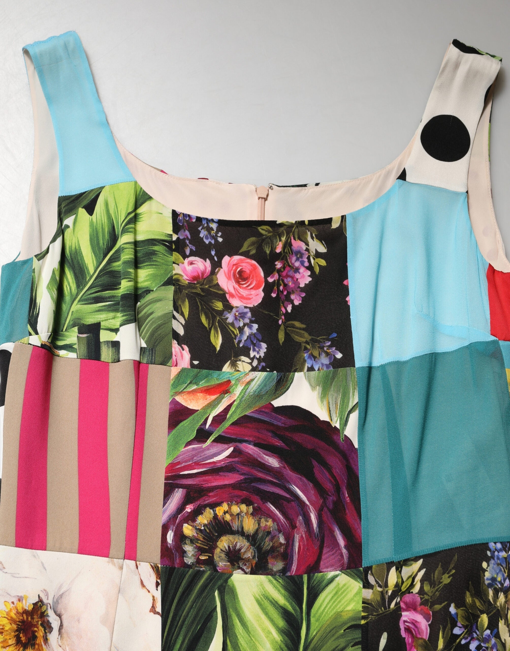 Robe sans manches en soie à patchworks multicolores de Dolce & Gabbana, élégante et colorée.