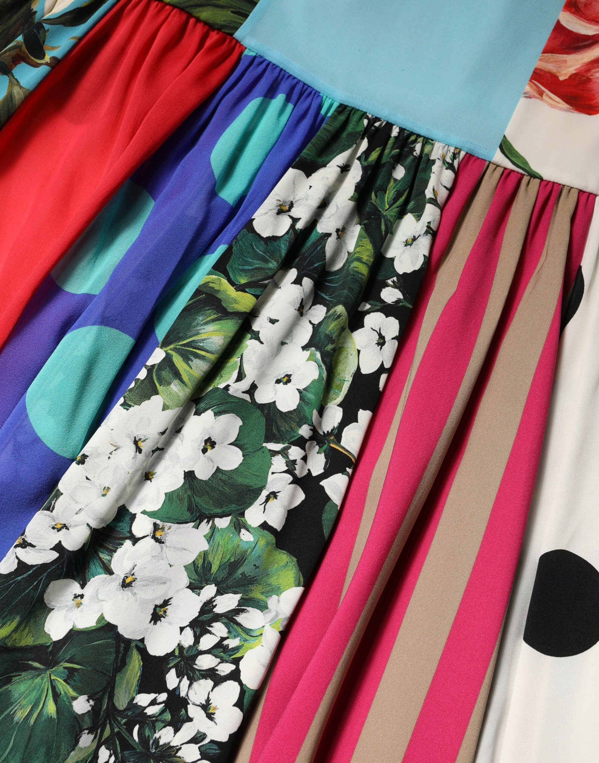 Robe sans manches en soie Dolce & Gabbana à patchwork multicolore, style élégant et coloré.