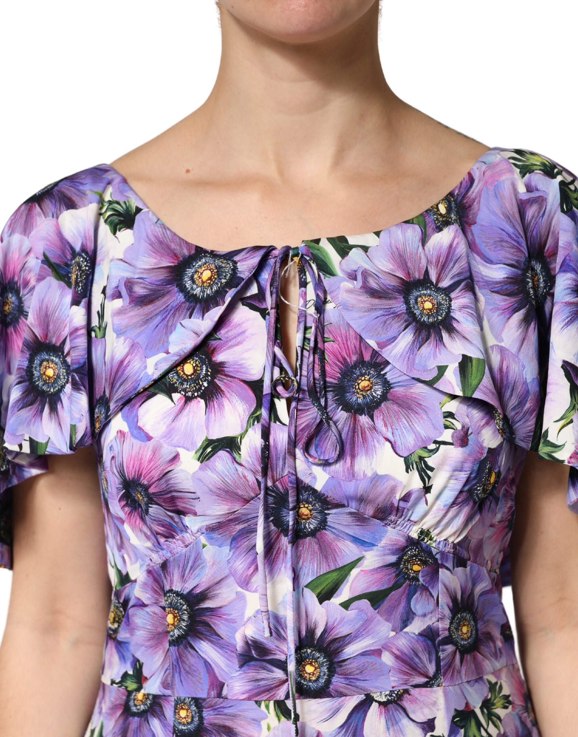 Robe longue en soie violette à fleurs, élégante et extensible, conçue par Dolce & Gabbana, portée sur un mannequin.