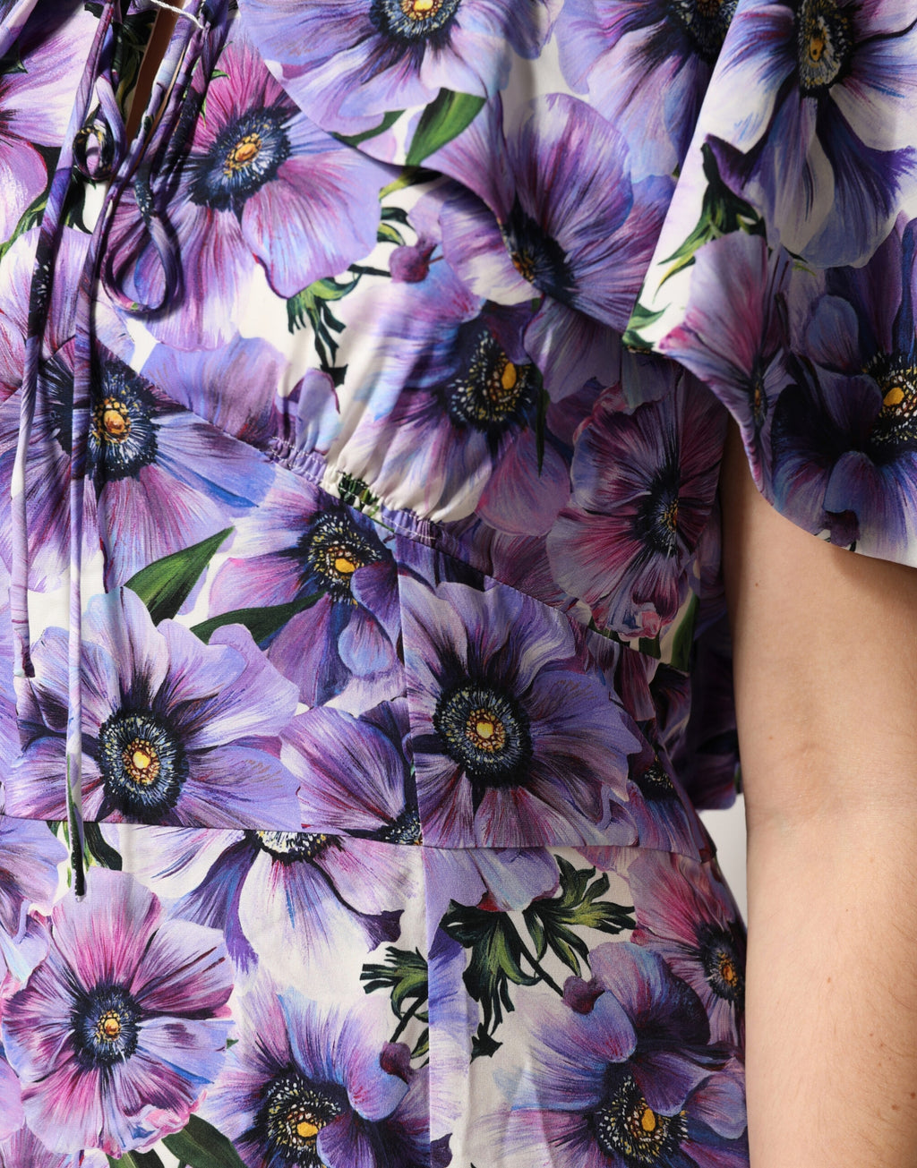 Robe élégante en soie stretch violette à fleurs Dolce & Gabbana, longue et sophistiquée, avec détails floraux raffinés.