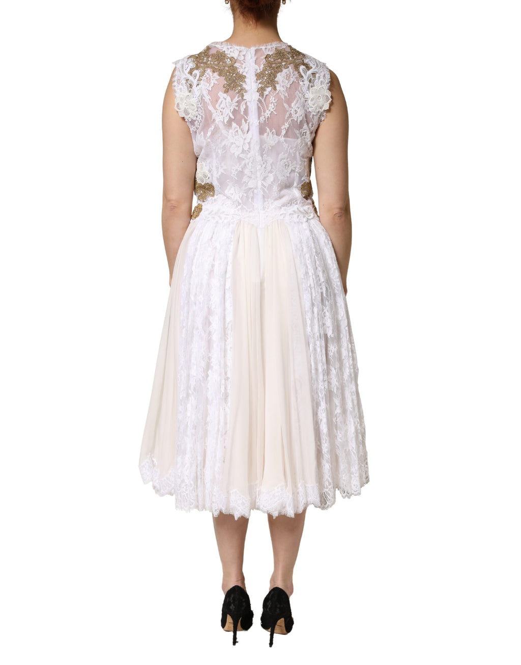 Robe sans manches en soie ivoire avec broderies en dentelle et embellissements Dolce & Gabbana, élégante et sophistiquée.