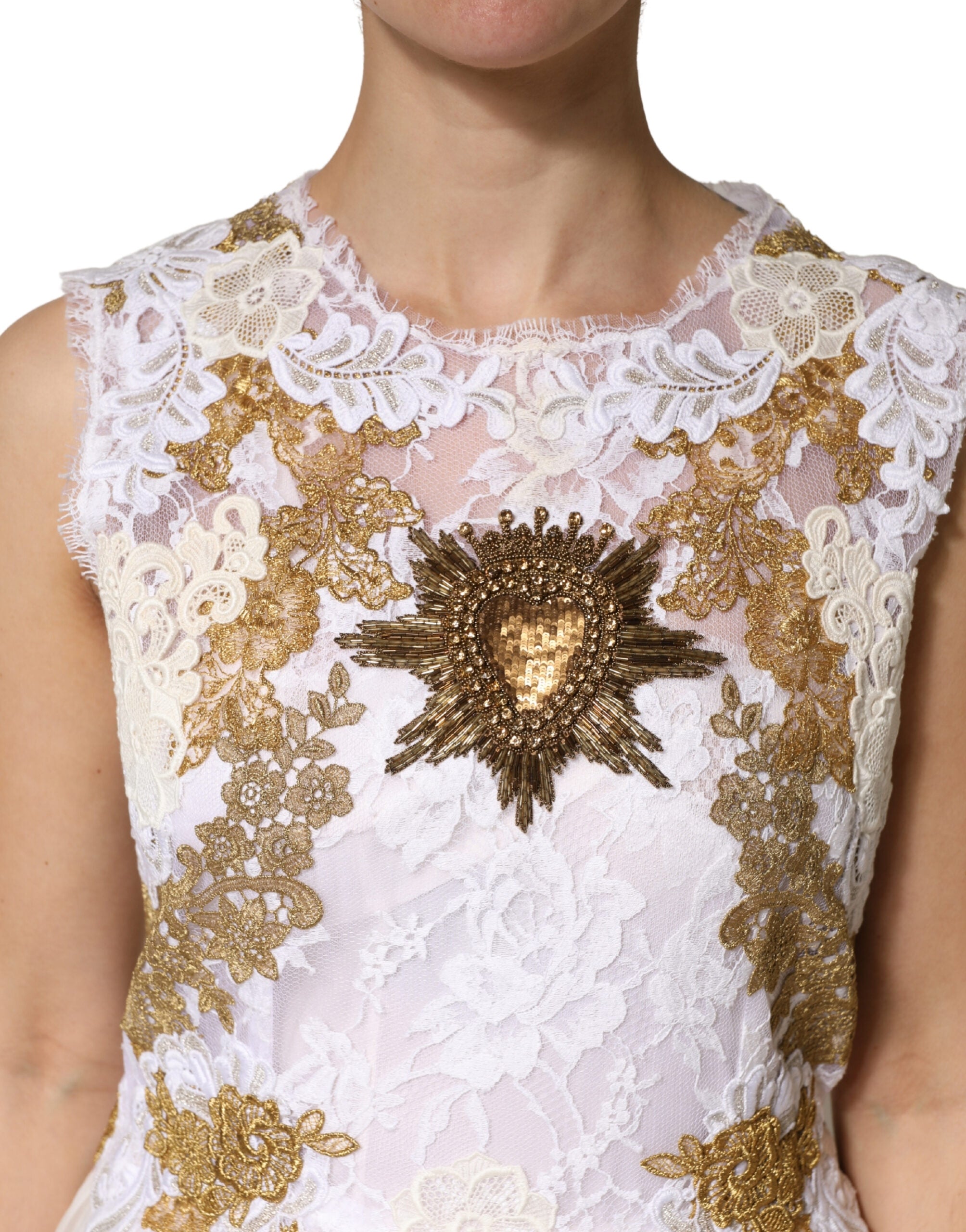 Robe sans manches en soie ivoire avec dentelle et embellissements, de la marque Dolce & Gabbana.