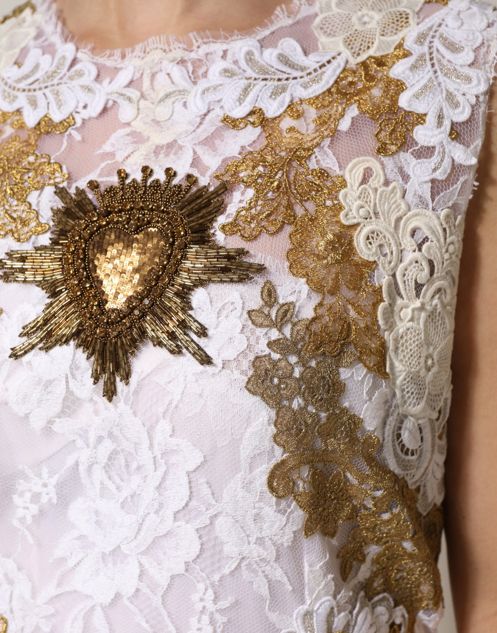 Robe sans manches en soie ivoire avec dentelle et embellissements, signé Dolce & Gabbana, élégante et raffinée.
