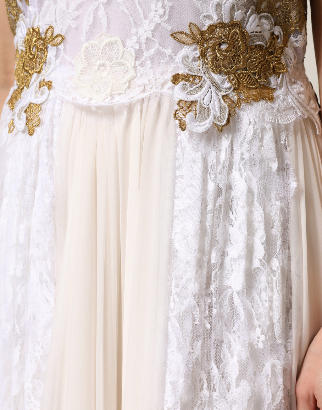Robe sans manches en soie ivoire avec dentelle et embellissements de Dolce & Gabbana, élégante et sophistiquée.