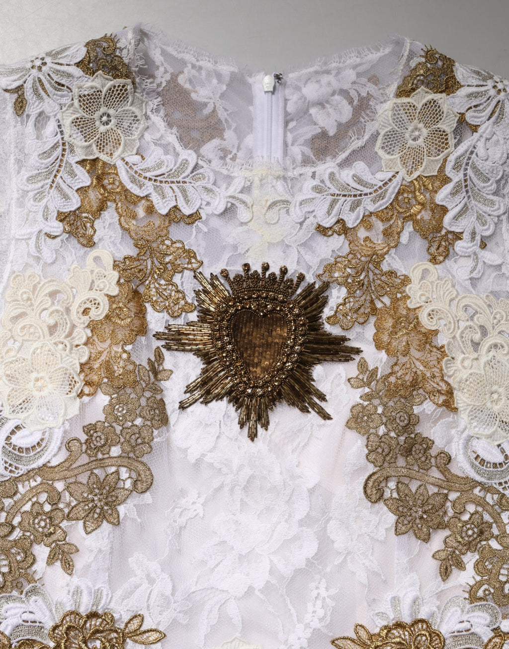 Robe sans manches en soie et dentelle ivoire Dolce & Gabbana ornée de broderies élégantes.