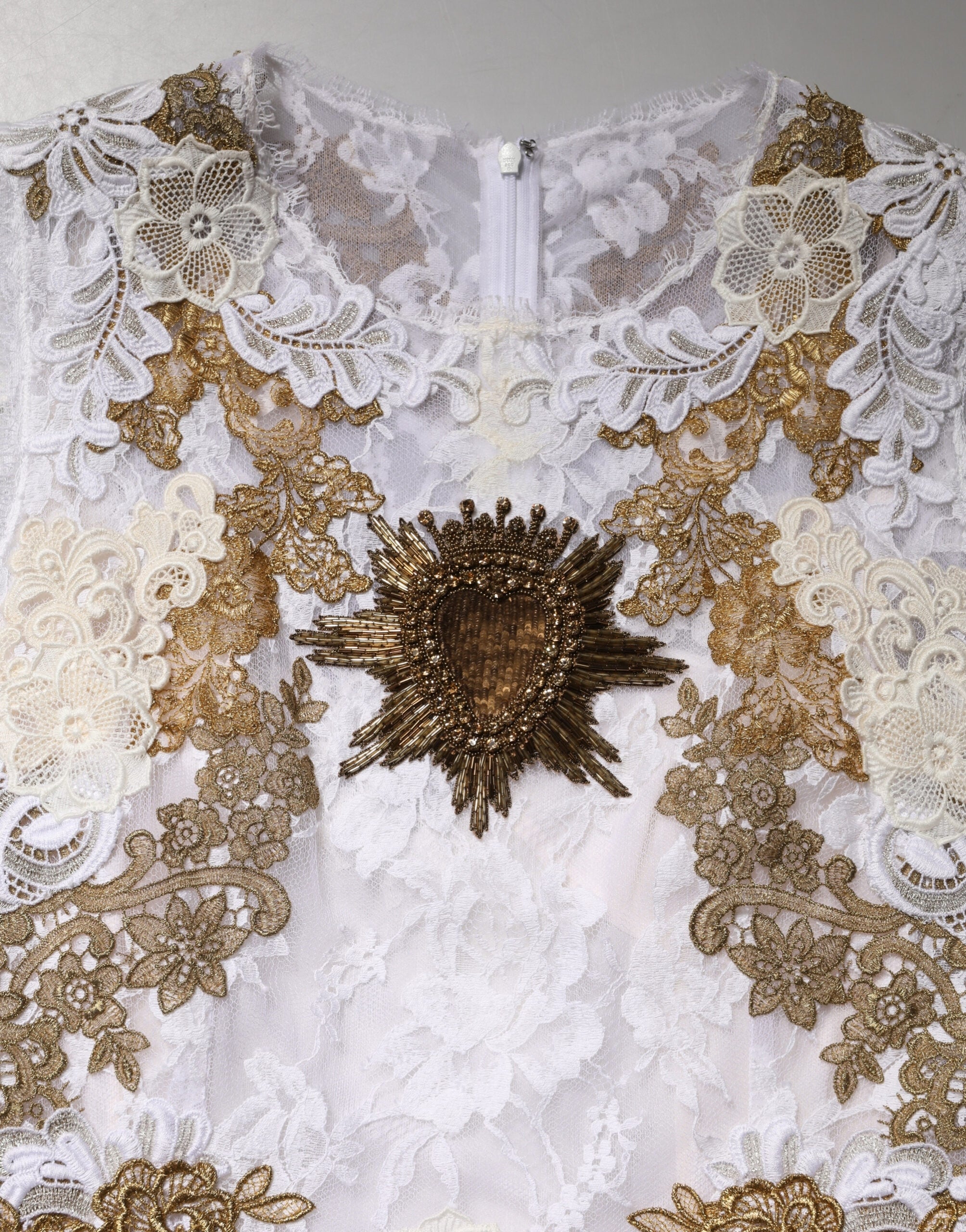 Robe sans manches en soie et dentelle ivoire Dolce & Gabbana ornée de broderies élégantes.