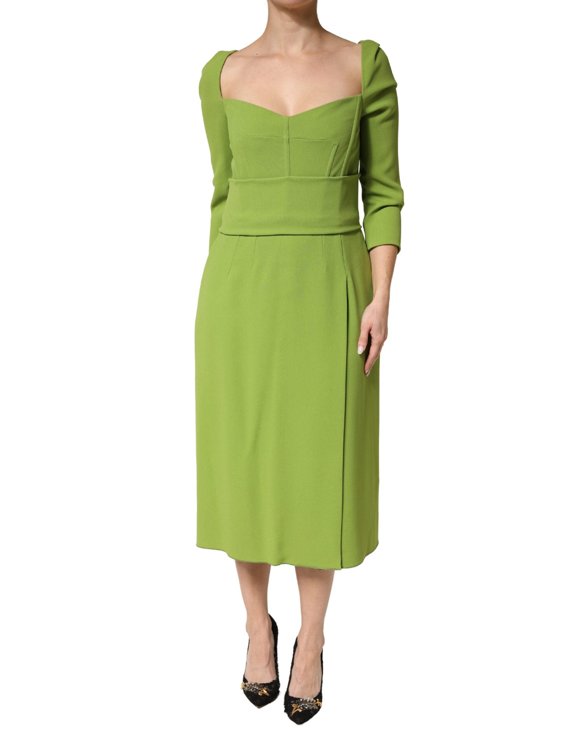 Robe midi en soie verte Dolce & Gabbana avec encolure en cœur, silhouette élégante et détails sophistiqués.