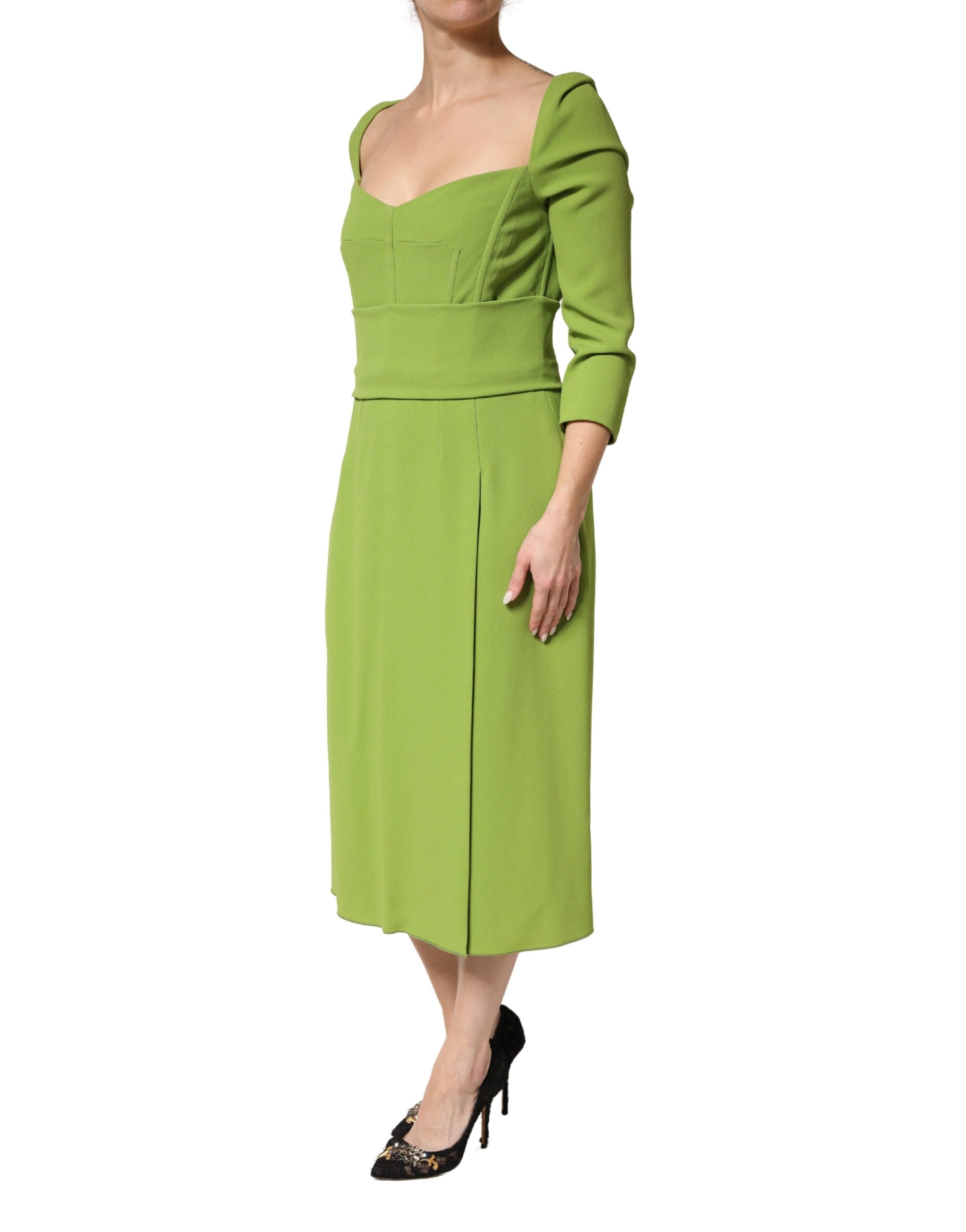 Robe longue en soie verte Dolce & Gabbana avec décolleté en cœur, style élégant et sophistiqué, vue de face.