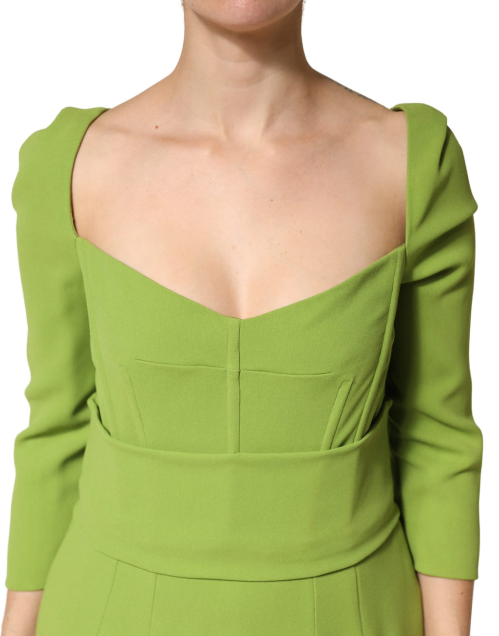 Robe midi en soie verte Dolce & Gabbana avec décolleté en cœur, élégante et fluide, portée sur un mannequin.