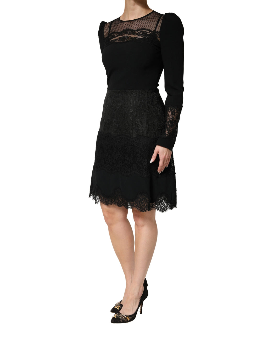 Robe longue noire en dentelle transparente à manches longues, midi, de Dolce & Gabbana, avec panneaux en dentelle élégants.
