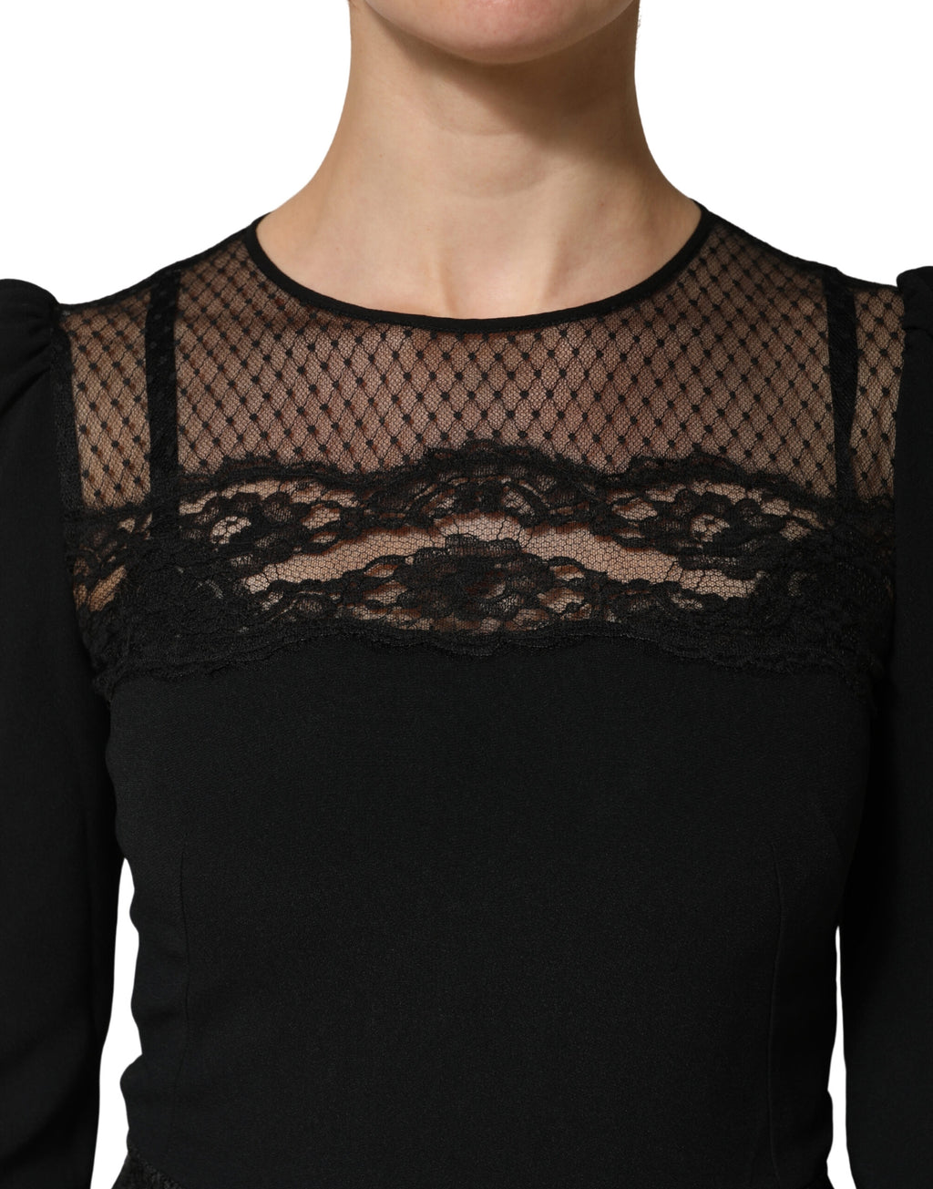 Robe longue noire en dentelle transparente à manches longues, style midi, de la marque Dolce & Gabbana.