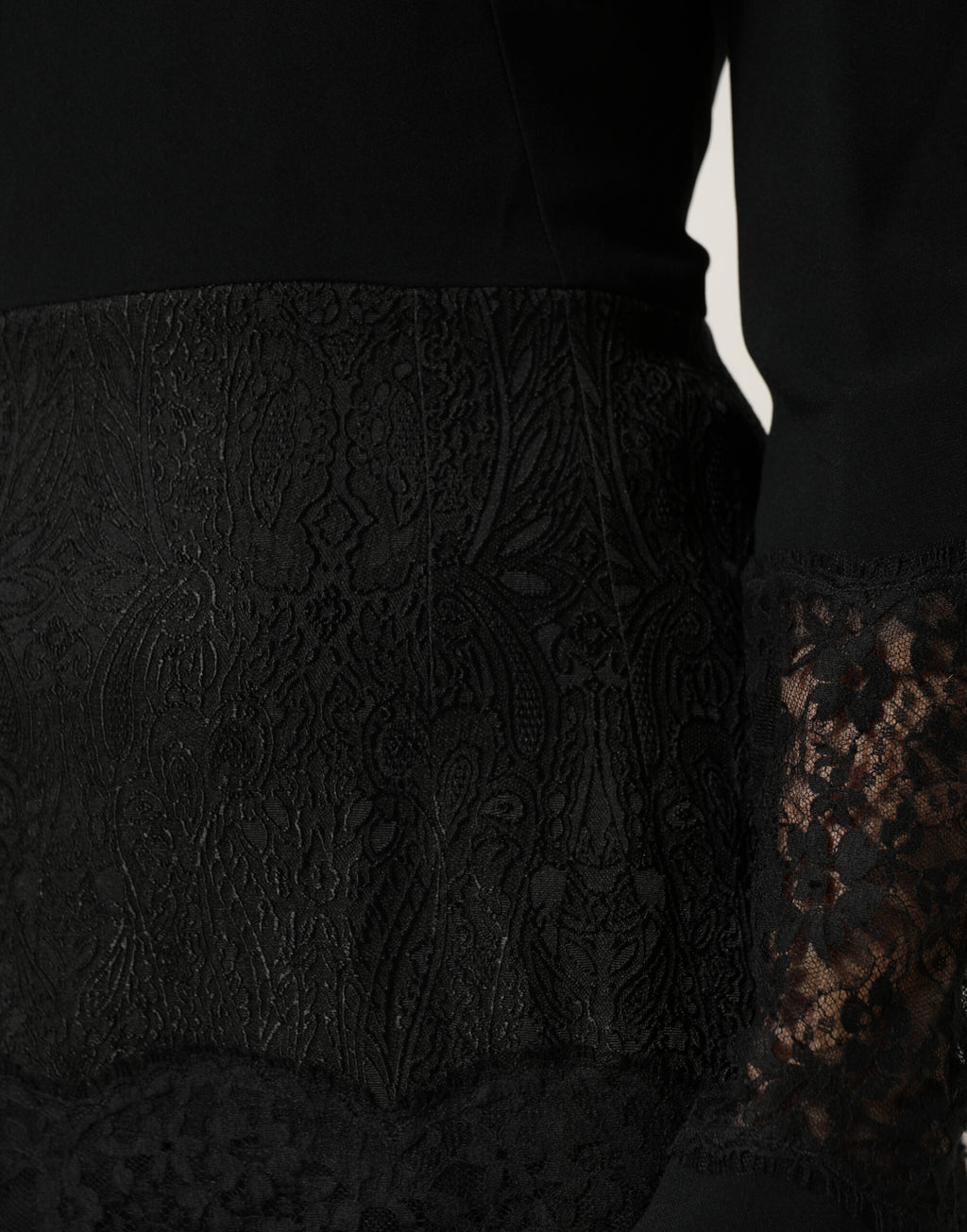 Robe longue noire en dentelle transparente à manches longues, style midi, de la marque Dolce & Gabbana.