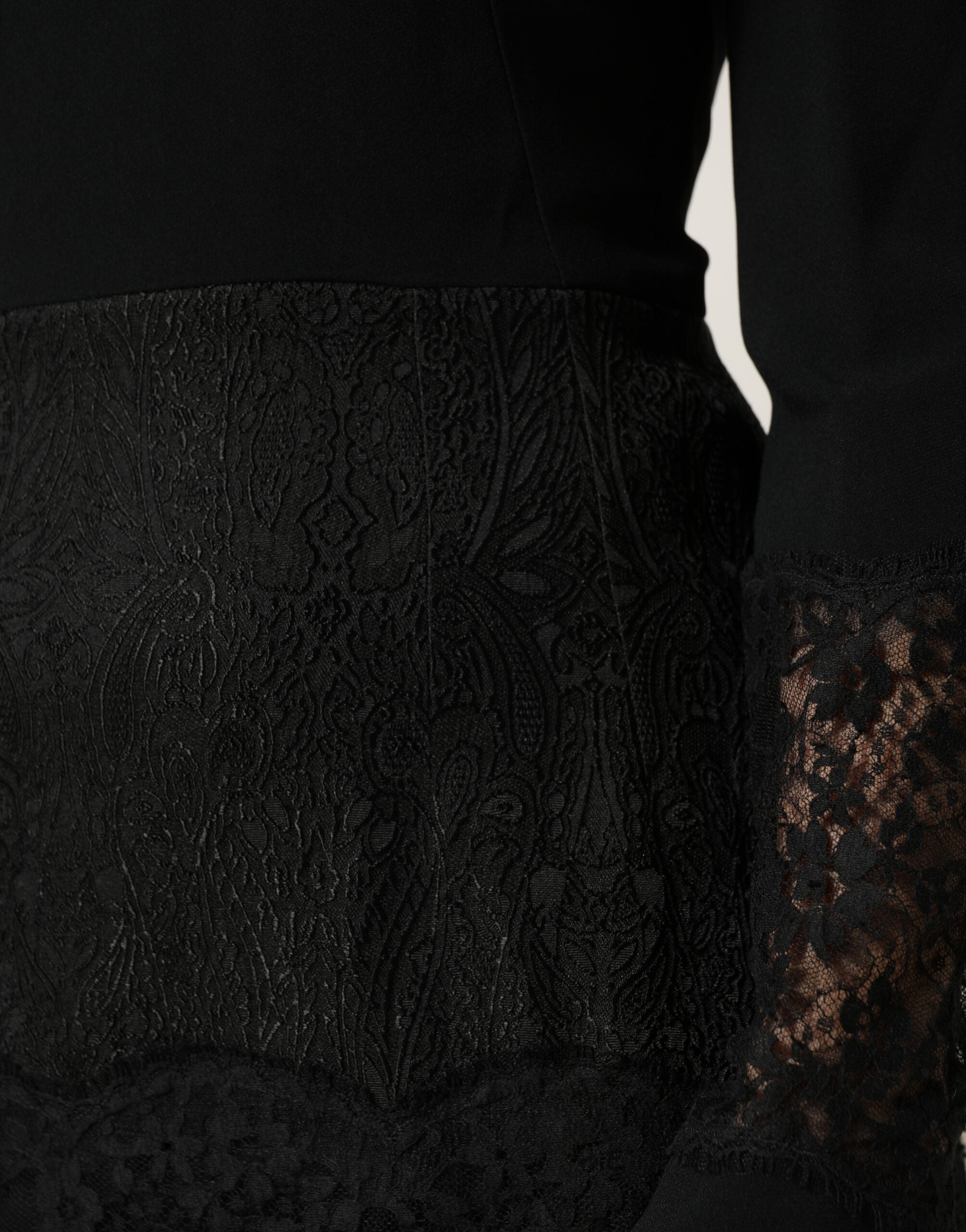 Robe longue noire en dentelle transparente à manches longues, style midi, de la marque Dolce & Gabbana.