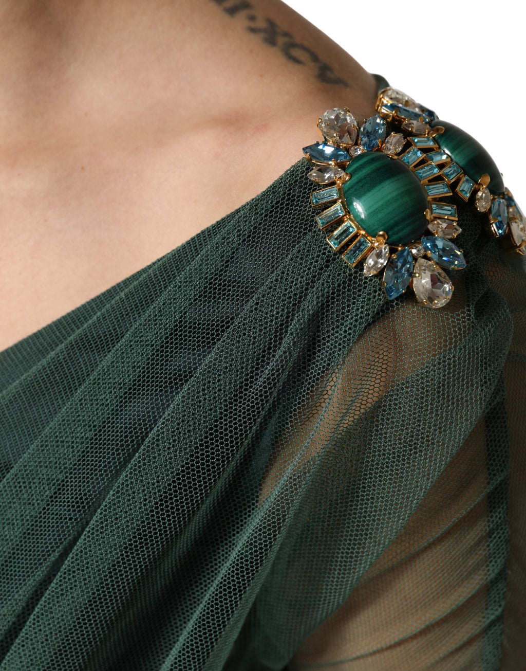 Robe midi en mesh transparent vert avec manches froncées et ruchées, conçue par Dolce & Gabbana.