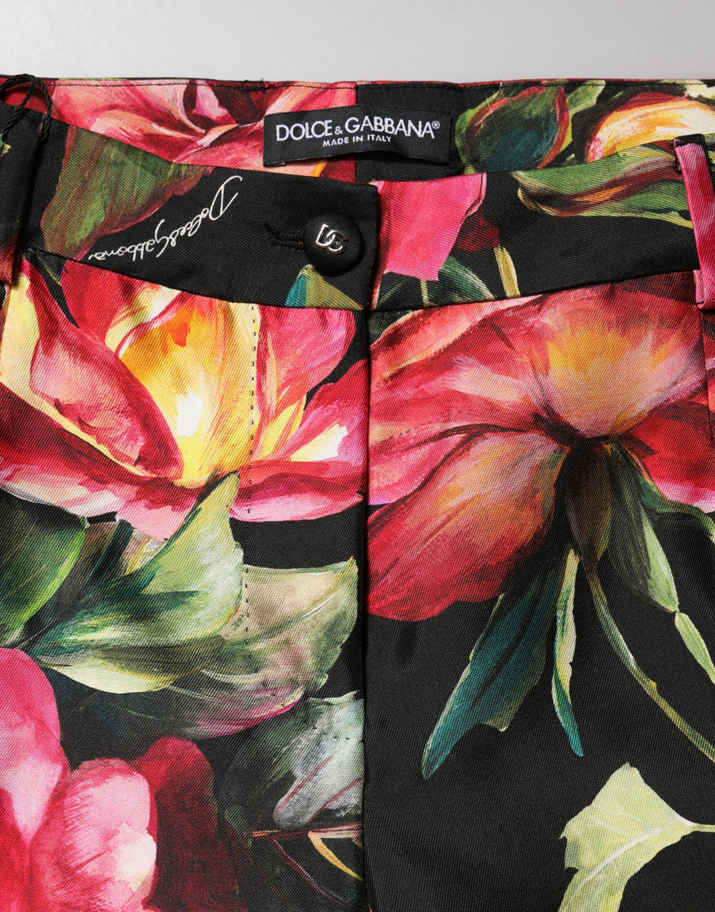 Pantalons Dolce & Gabbana noirs en soie avec motif floral, taille moyenne, coupe Tailored élégante et sophistiquée.