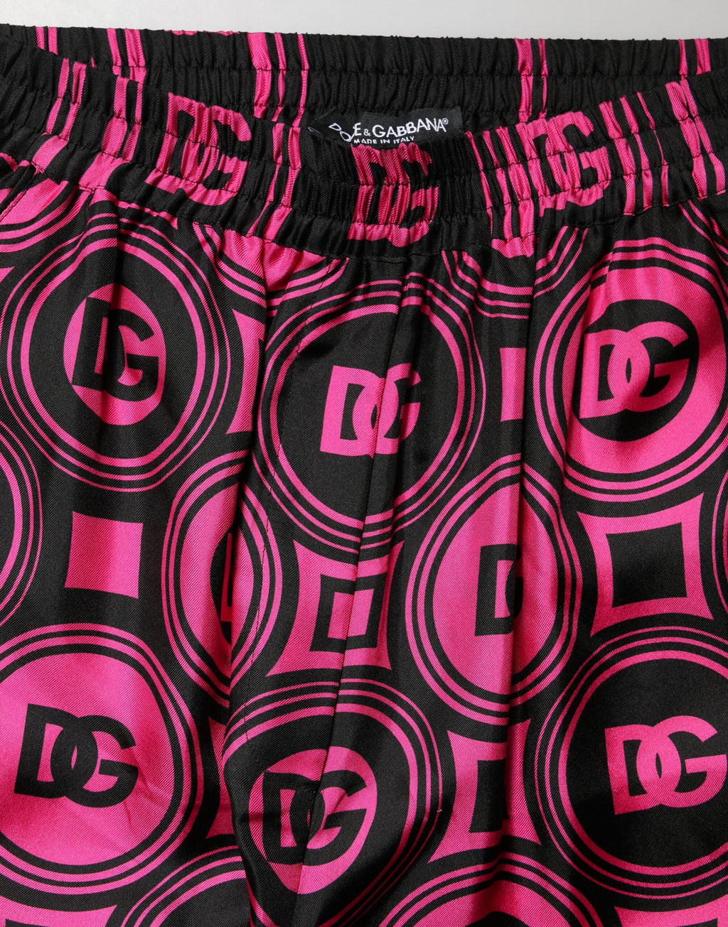 Shorts en soie noire et fuchsia Dolce & Gabbana avec logo, taille élastique et style élégant pour femme.