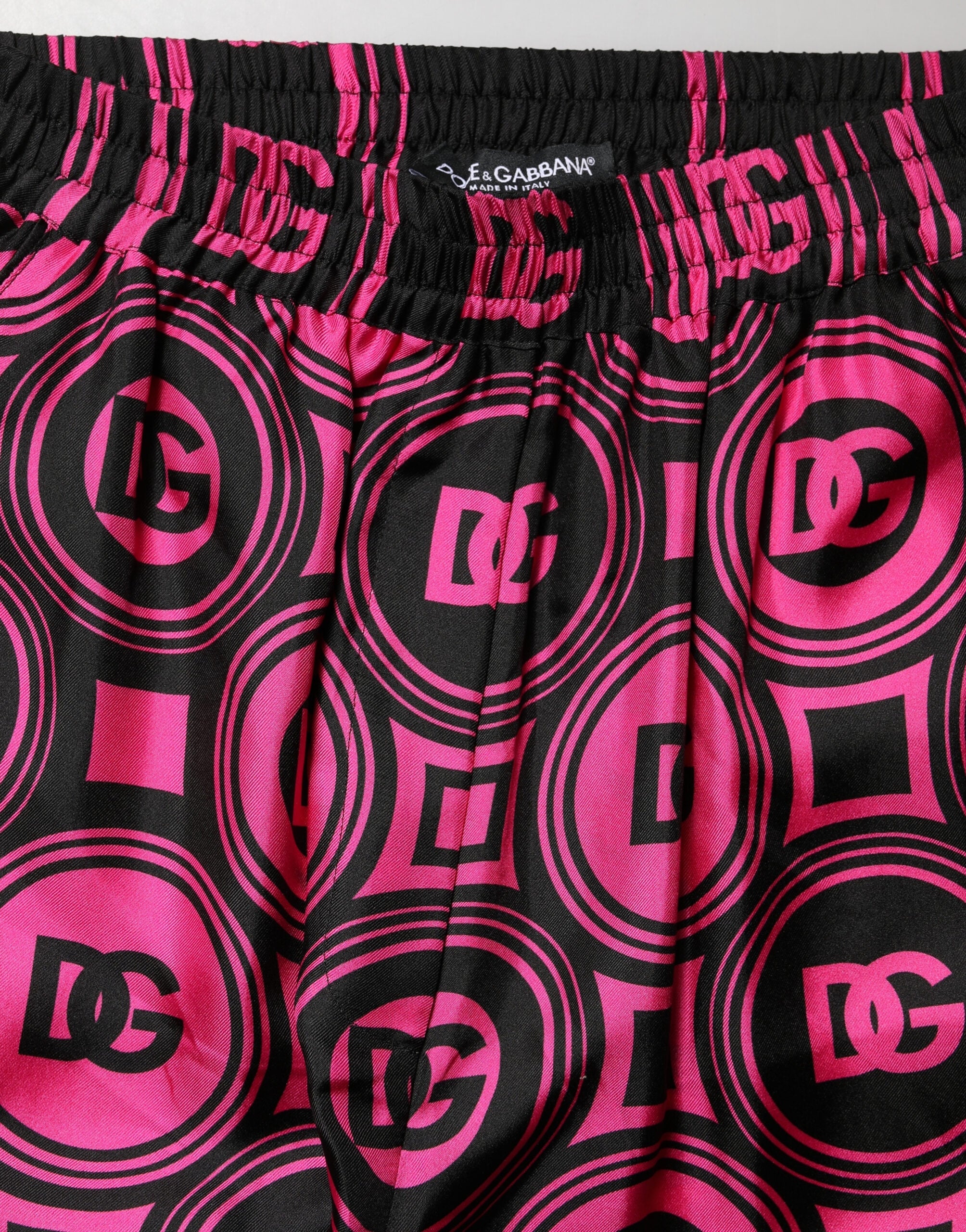 Shorts en soie noire et fuchsia Dolce & Gabbana avec logo, taille élastique et style élégant pour femme.