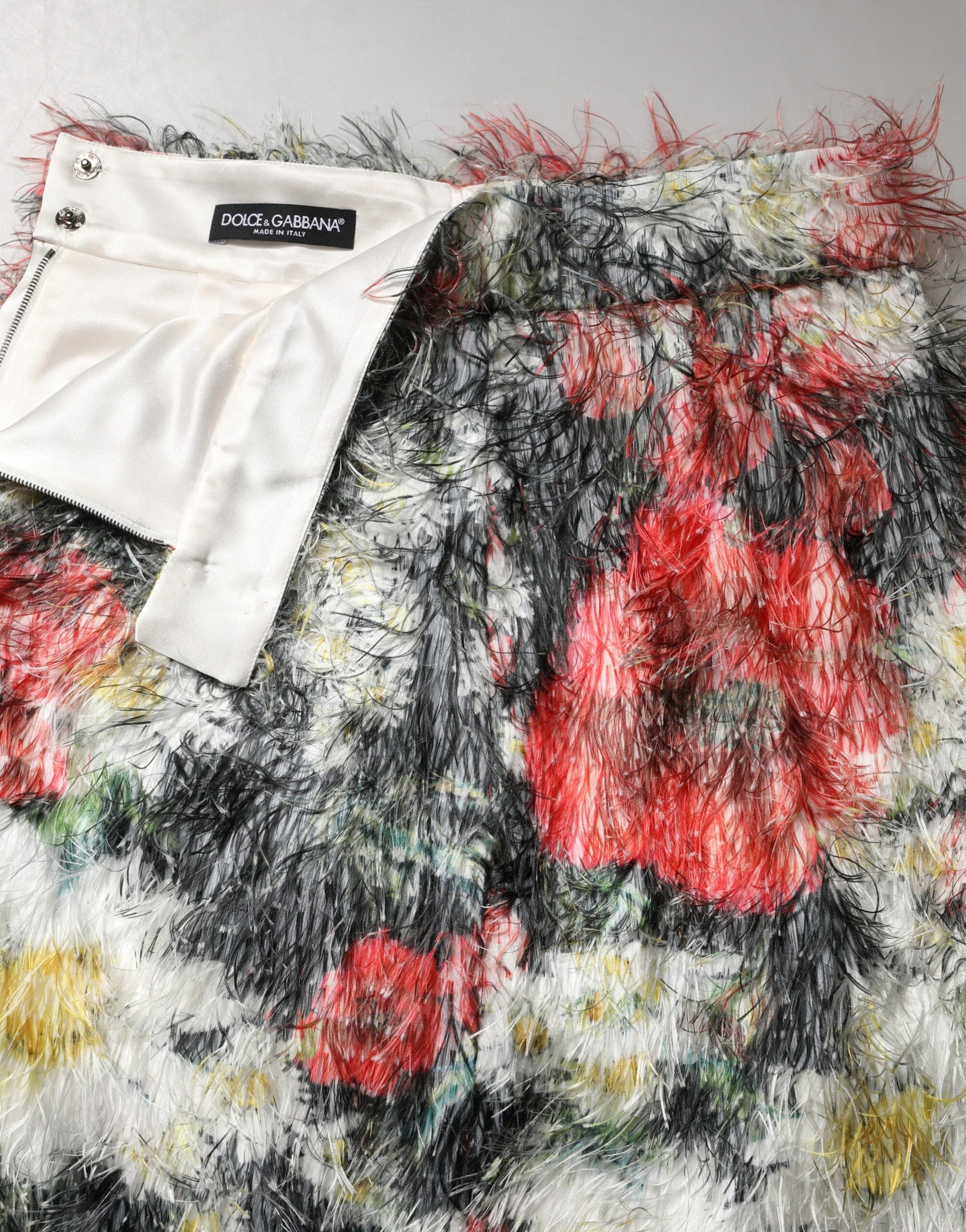 Jupe crayon en fausse fourrure texturée à fleurs multicolores Dolce & Gabbana, mode élégante et raffinée.