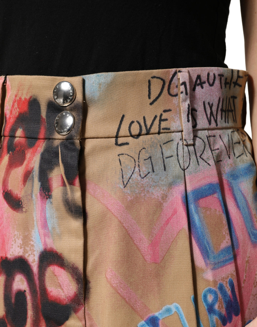 Jupe courte en coton mélangé avec motif graffiti beige de Dolce & Gabbana, mode élégante et tendance.