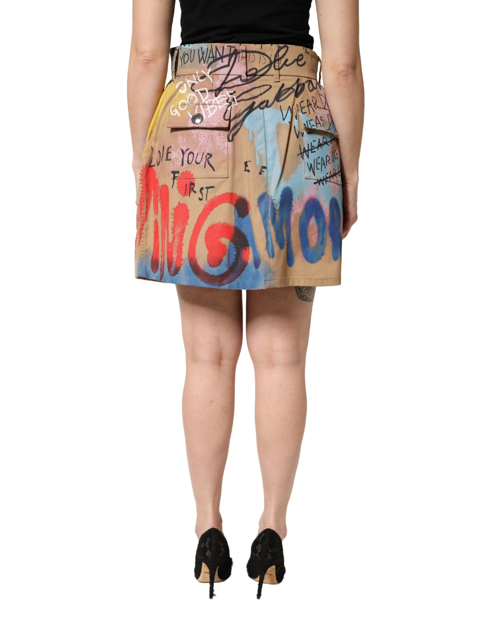 Mini jupe en coton mélangé à motif graffiti beige de Dolce & Gabbana, ajustée et tendance, visible avec détails du tissu et du design.