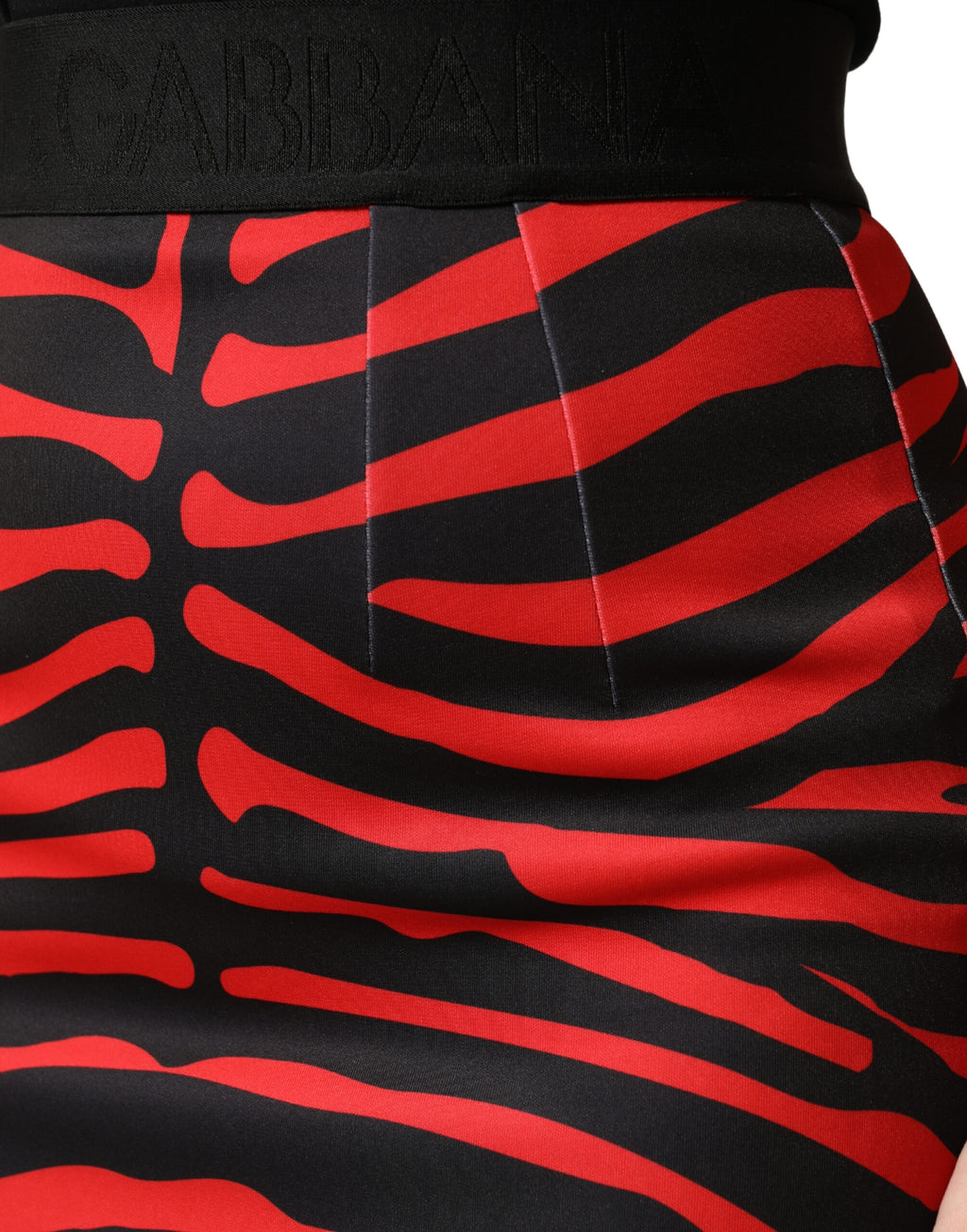 Jupe midi en polyester à imprimé zèbre rouge et noir de Dolce & Gabbana, coupe ajustée et élégante.