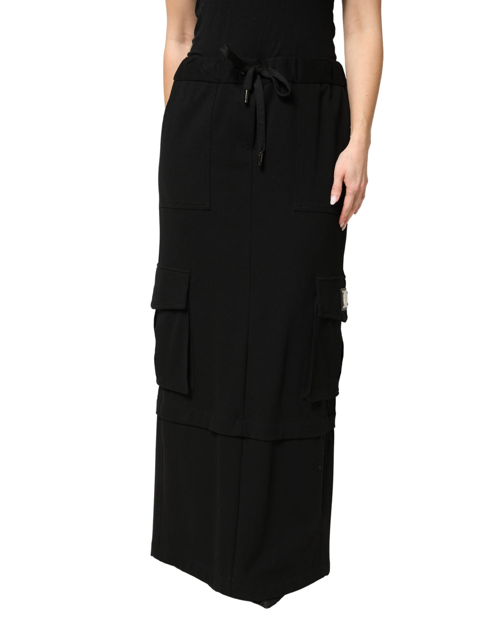 Jupe maxi cargo noire en coton avec cordon de serrage, de la marque Dolce & Gabbana, vue de face.