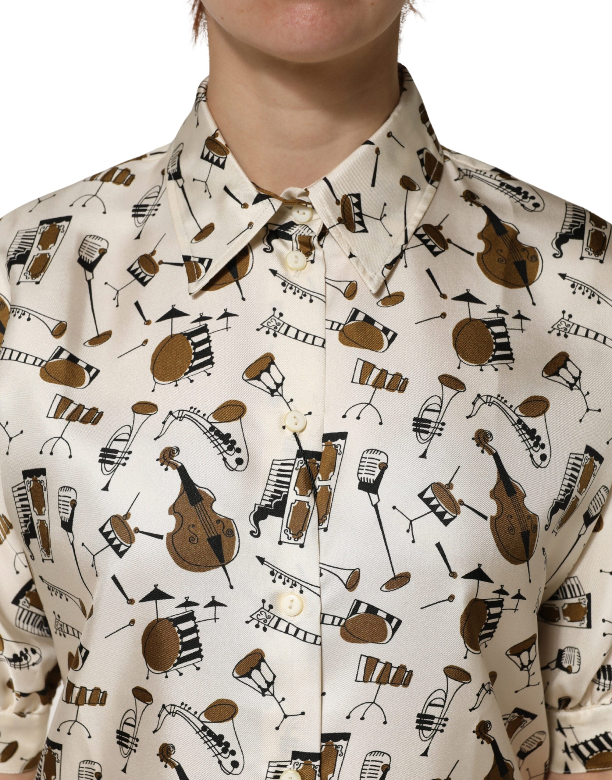 T-shirt à manches courtes beige Dolce & Gabbana avec motif d'instruments de musique imprimé, style élégant et tendance.