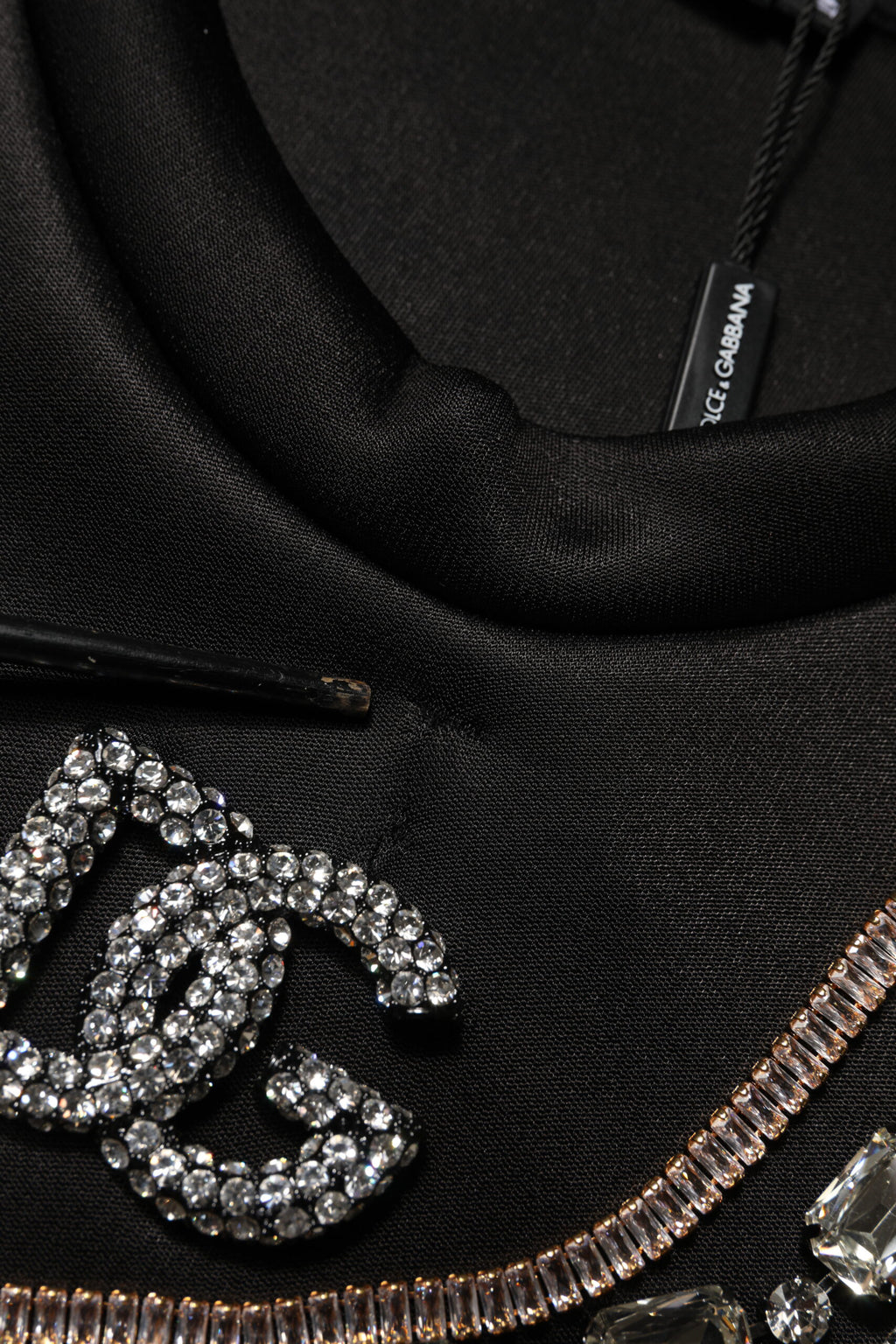 Sweat-shirt noir Dolce & Gabbana à logo orné de cristaux brillants et embellissements élégants.