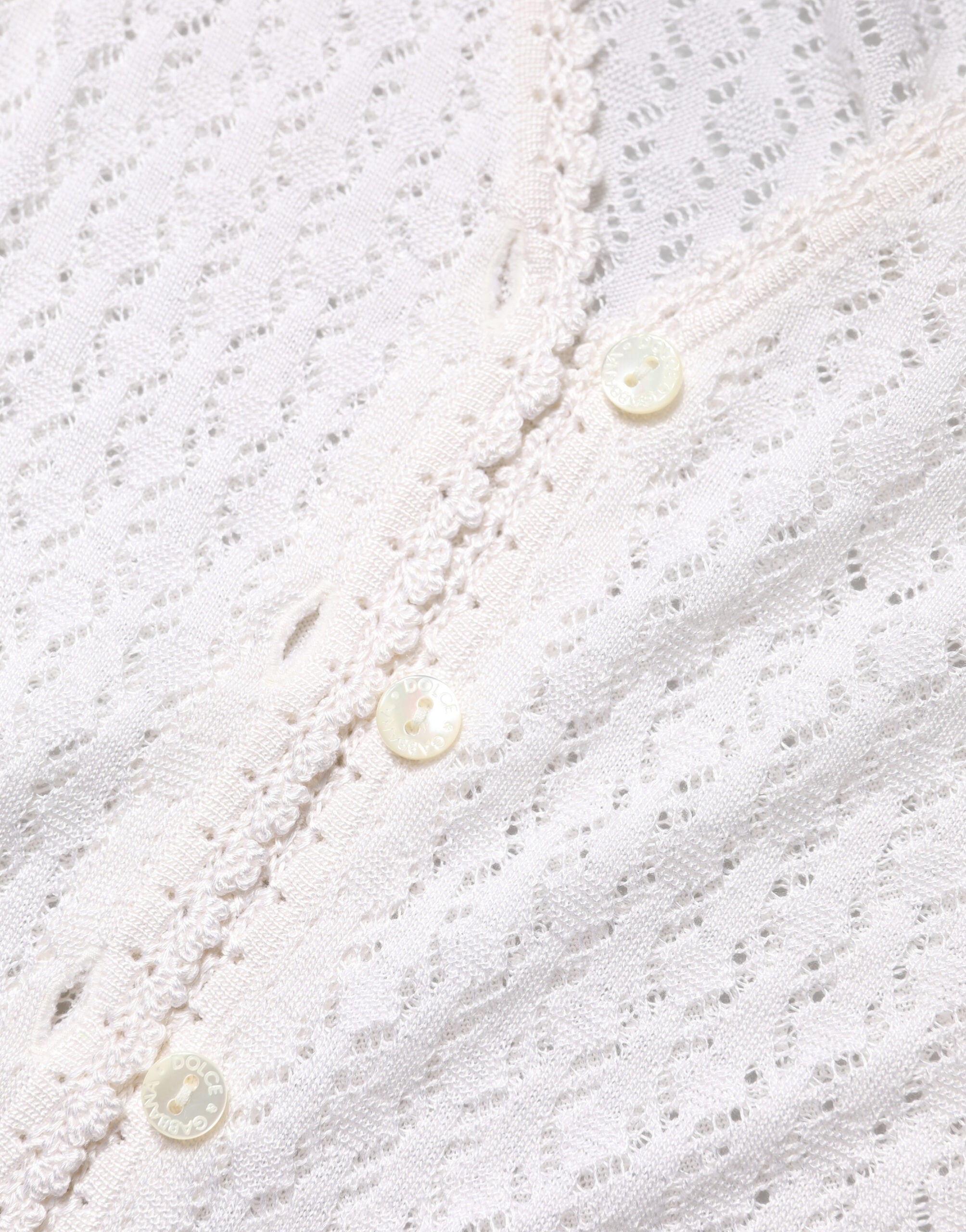 Cardigan Dolce & Gabbana en dentelle blanche en soie avec manches longues, style élégant et sophistiqué.