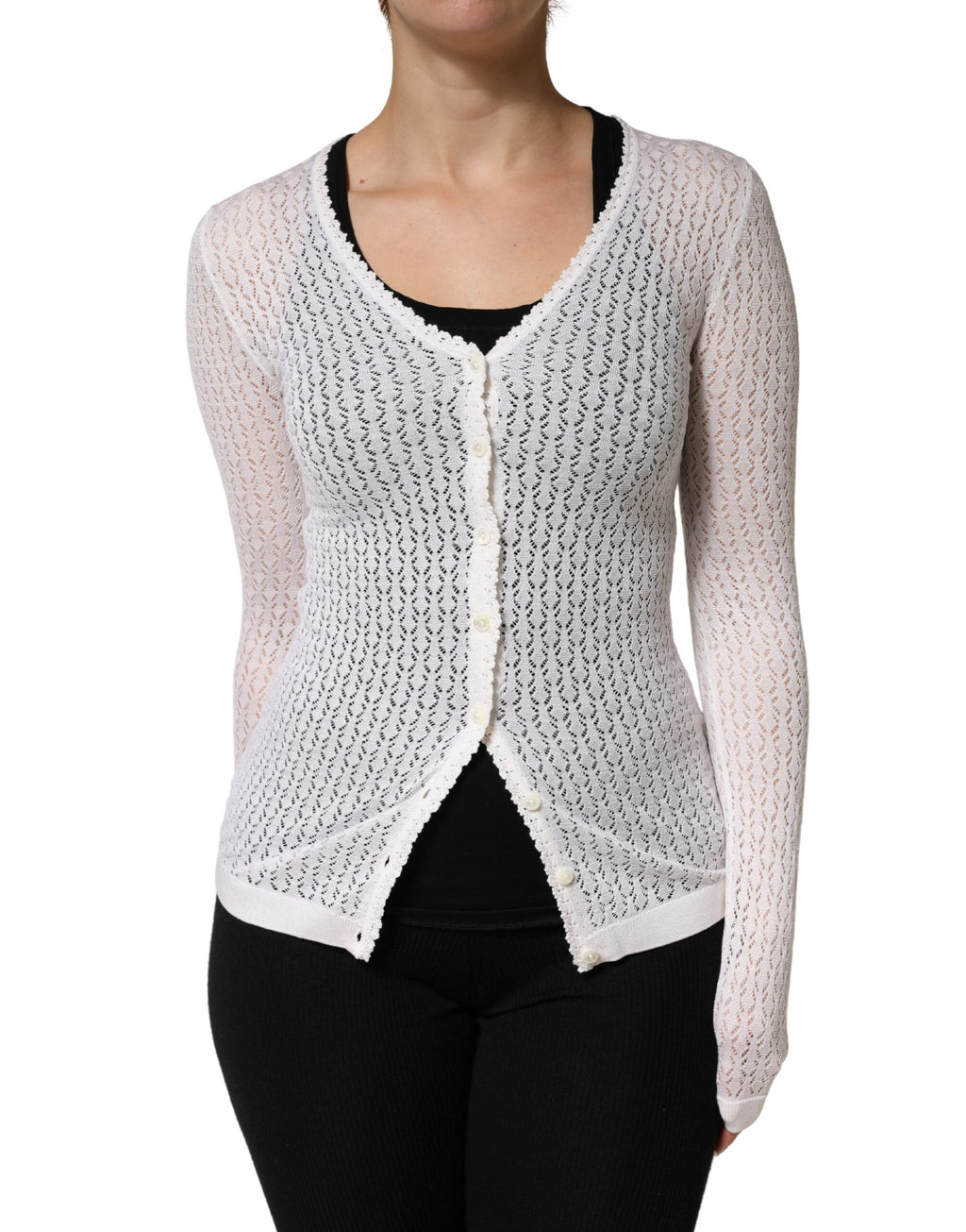 Cardigan Dolce & Gabbana en dentelle blanche en soie avec manches longues, élégance et style sophistiqué visible sur l'image.