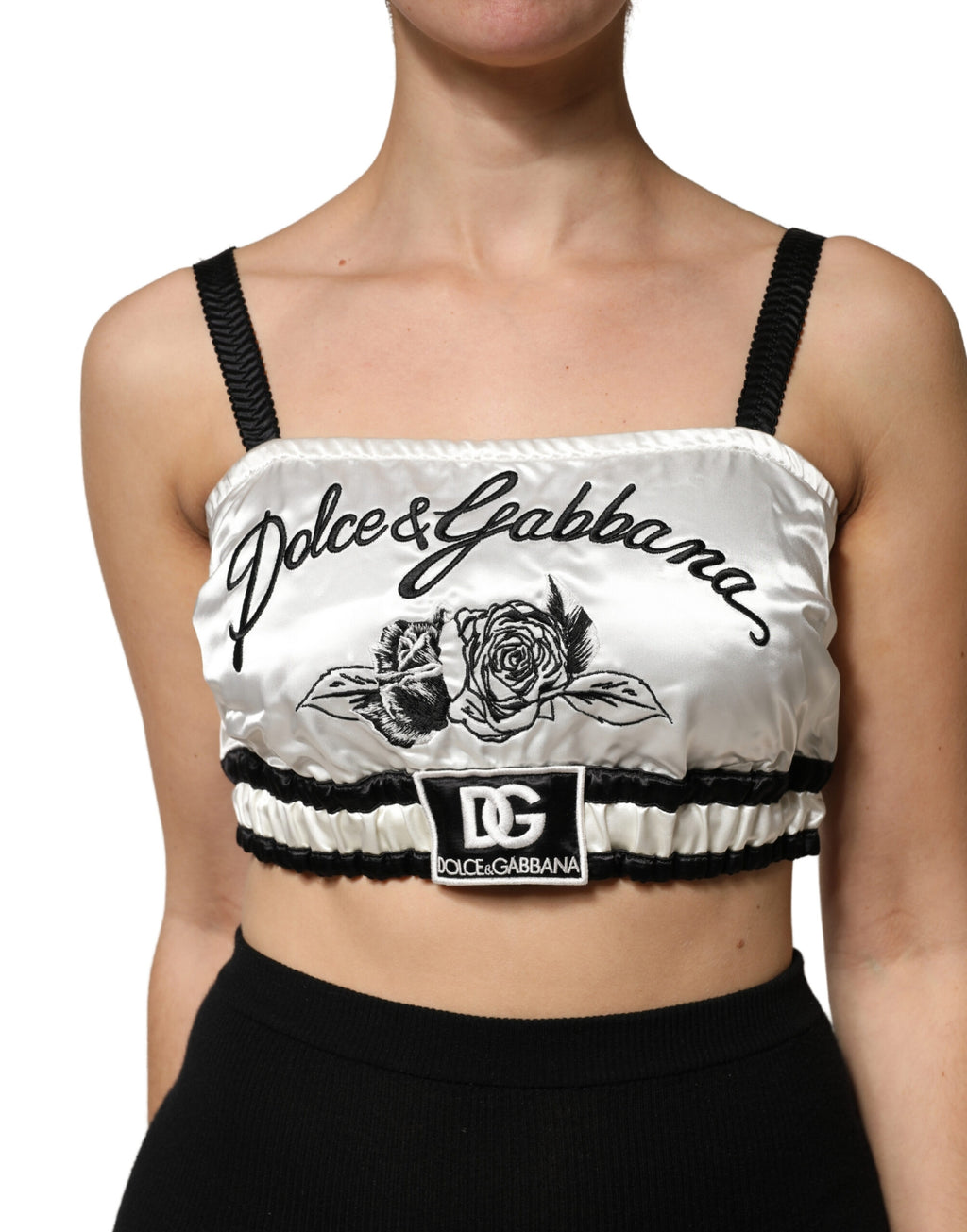 Brassière crop en satin de soie blanc avec logo noir Dolce & Gabbana, ajustée et élégante.