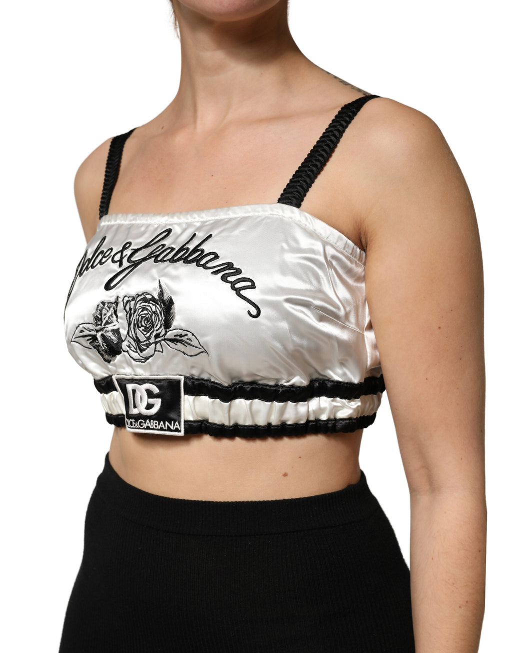 Brassière crop en satin de soie blanche Dolce & Gabbana avec logo noir, style élégant et confortable.