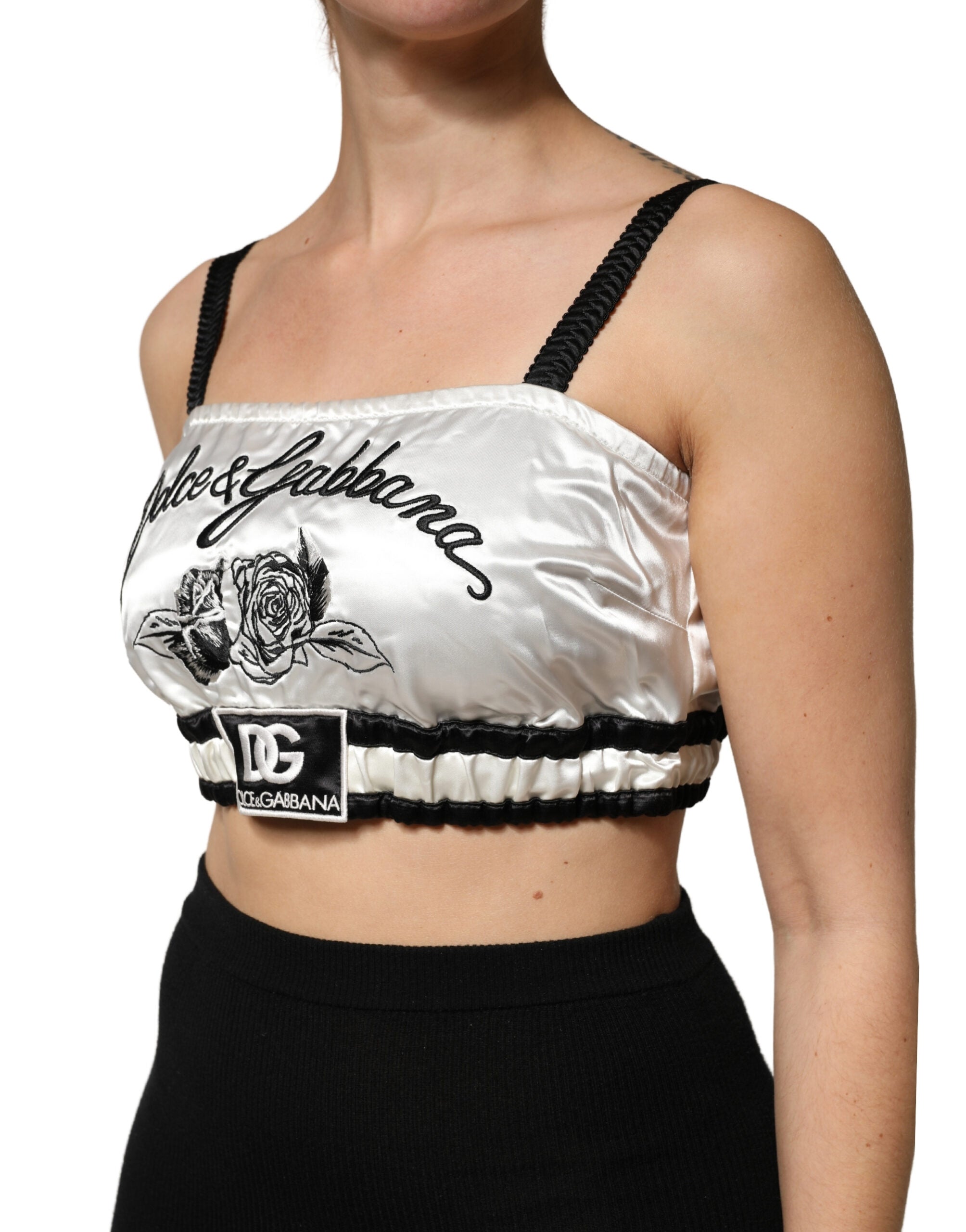 Brassière crop en satin de soie blanche Dolce & Gabbana avec logo noir, style élégant et confortable.