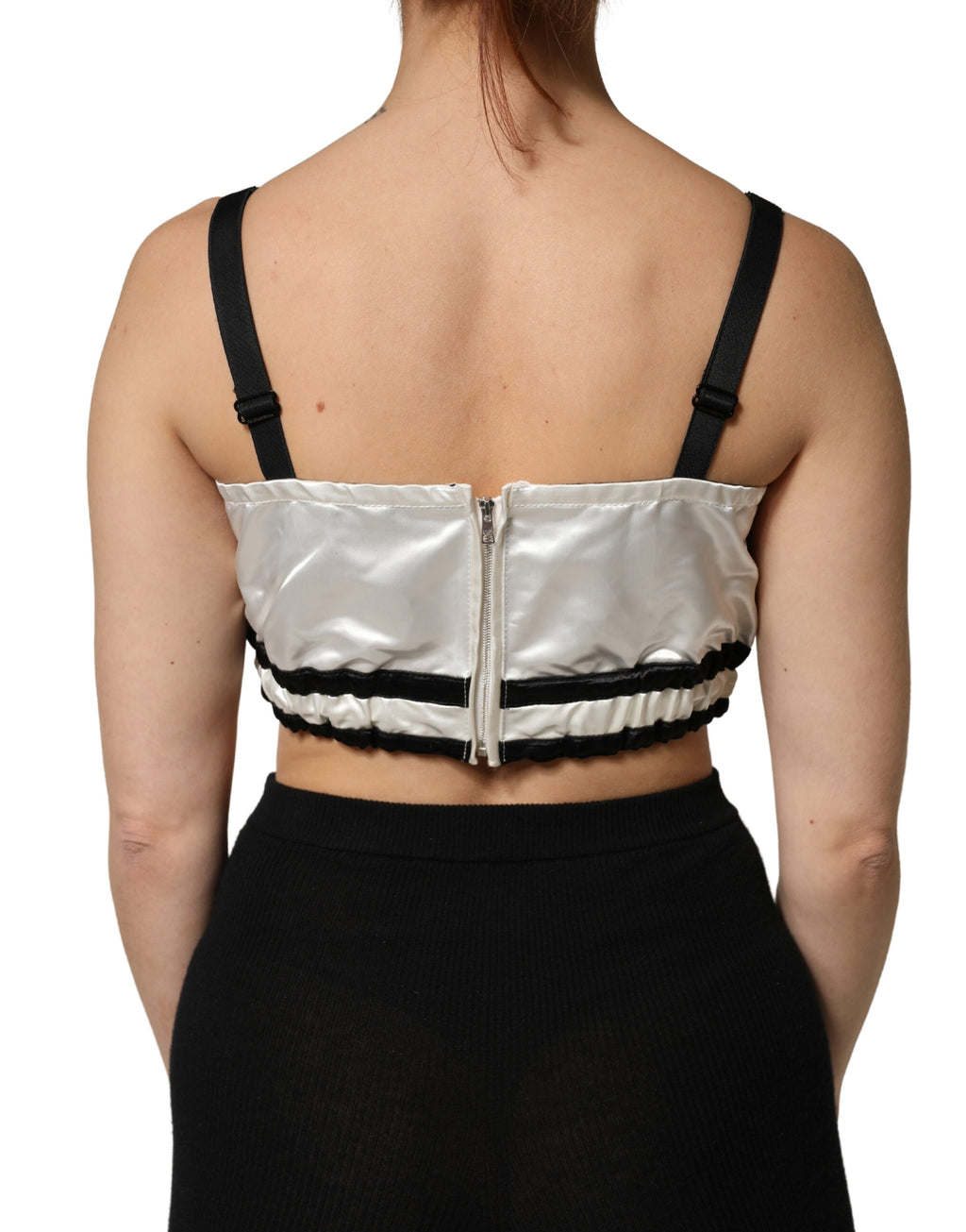 Brassière crop en satin de soie blanc Dolce & Gabbana avec logo noir, style élégant et moderne.