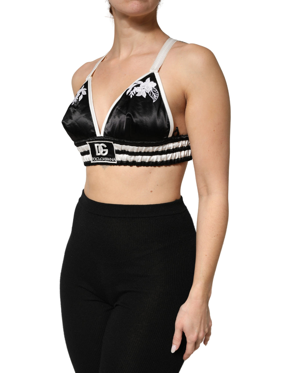 Top crop en satin de soie noir à fleurs avec logo Dolce & Gabbana, bralette floral élégante et tendance.