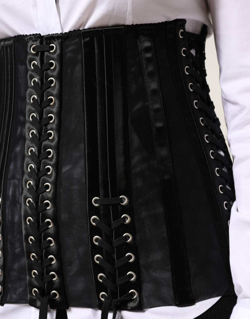 Corset bustier noir en dentelle de Dolce & Gabbana avec laçage à la taille, ajusté et élégant pour un look sophistiqué.