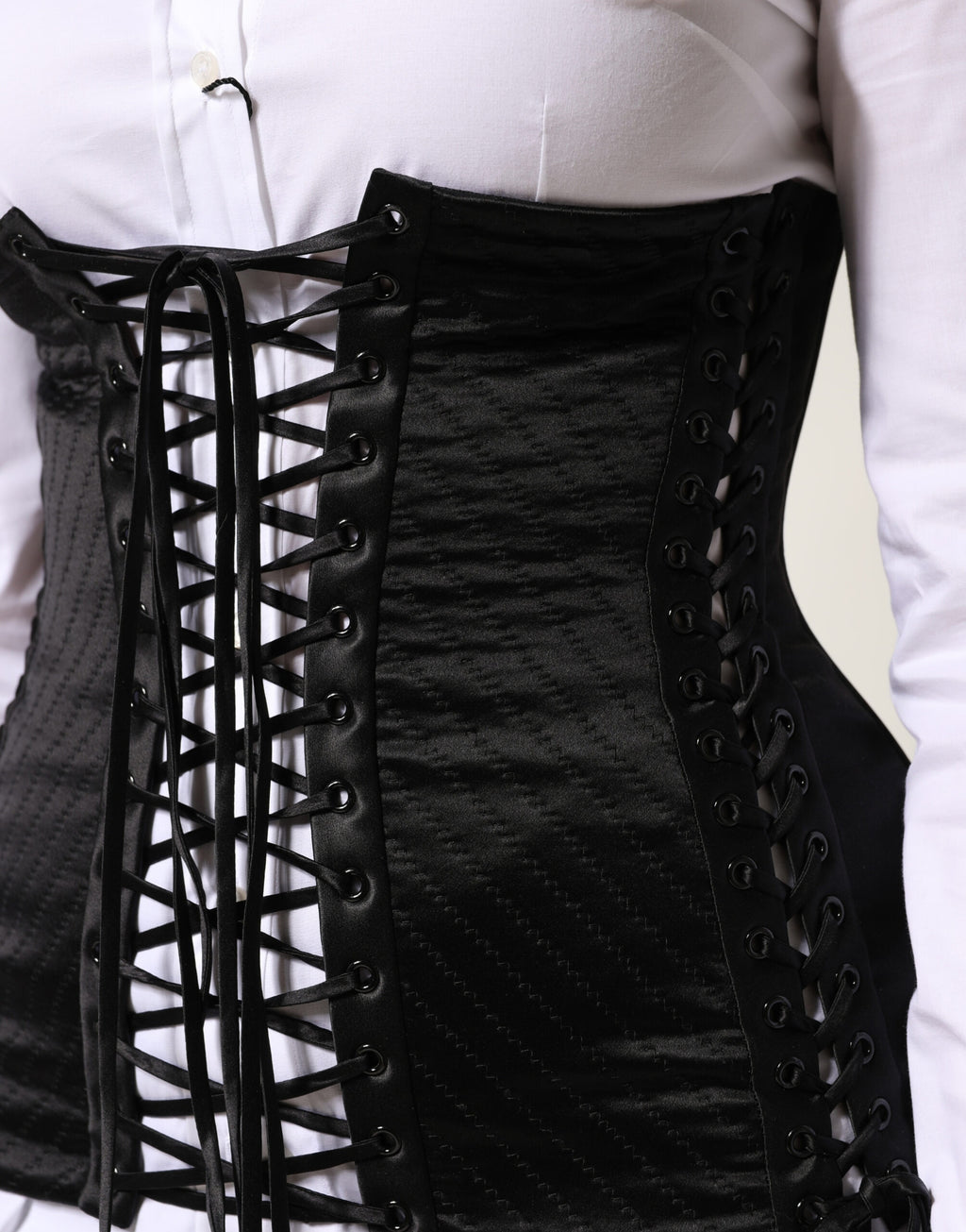 Corset noir en soie Dolce & Gabbana avec laçage à la taille, style cincher et haut élégant pour femme.