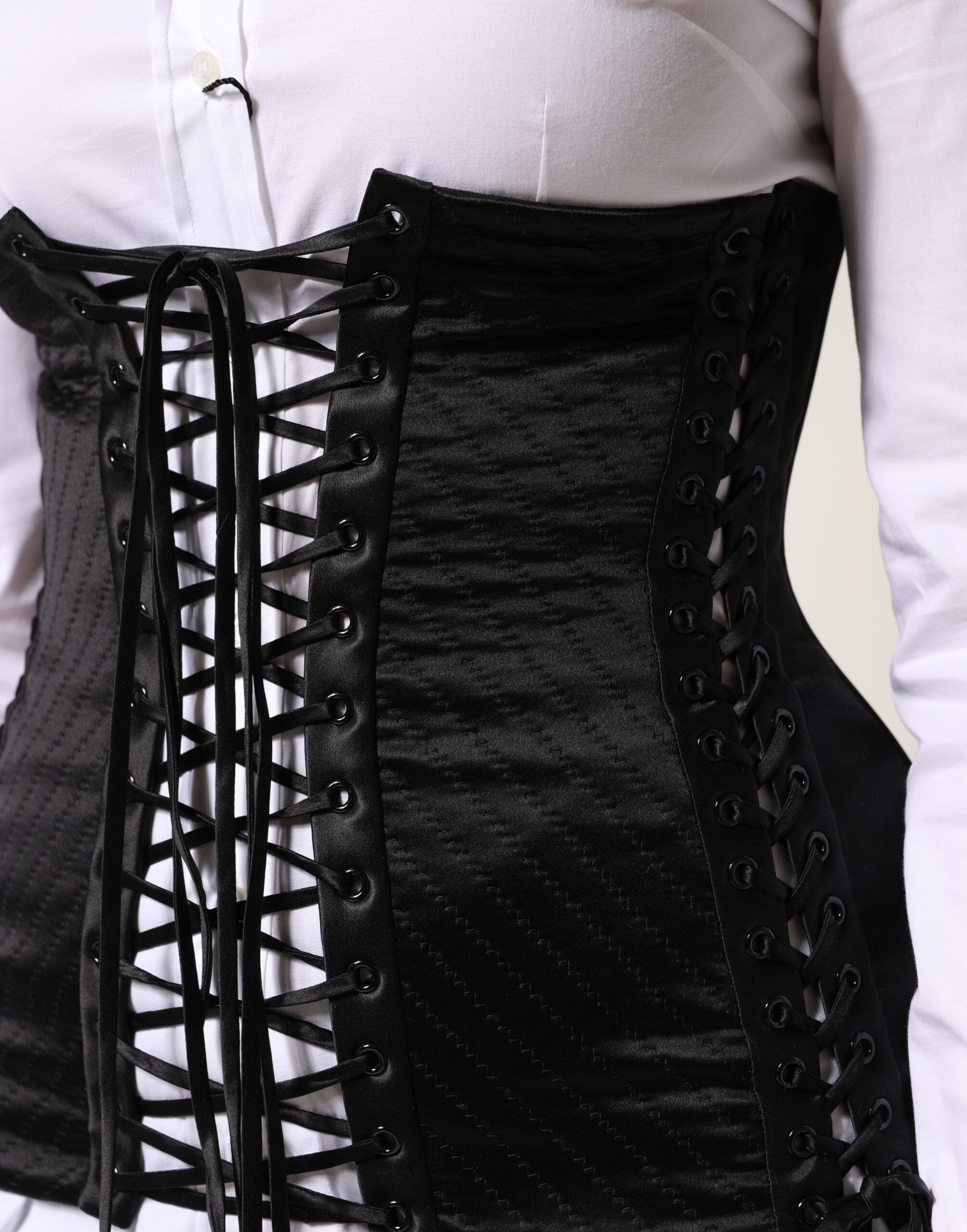 Corset noir en soie Dolce & Gabbana avec laçage à la taille, style cincher et haut élégant pour femme.