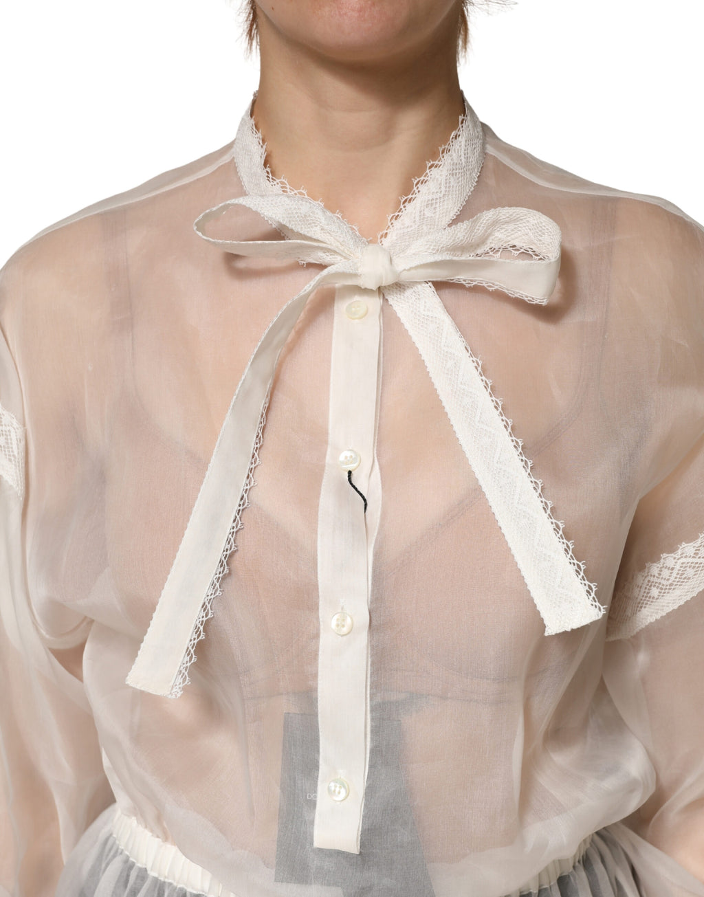 Chemise en soie blanche transparente Dolce & Gabbana avec nœud en dentelle et col en bow, élégante blouse pour femme.