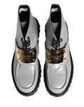 Bottes ankle en cuir gris Dolce & Gabbana avec plaque logo, chaussures élégantes et classiques pour femmes.
