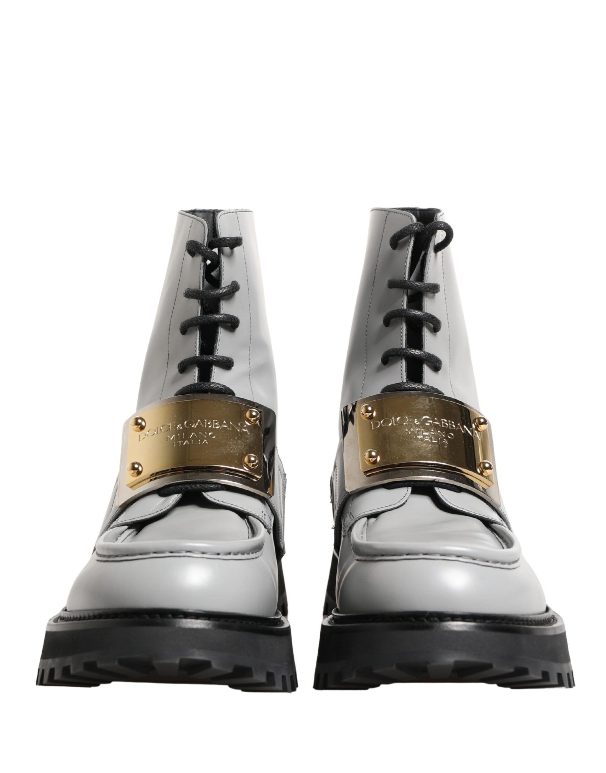 Bottes ankle en cuir gris Dolce & Gabbana avec plaque logo, semelle en caoutchouc et design élégant.