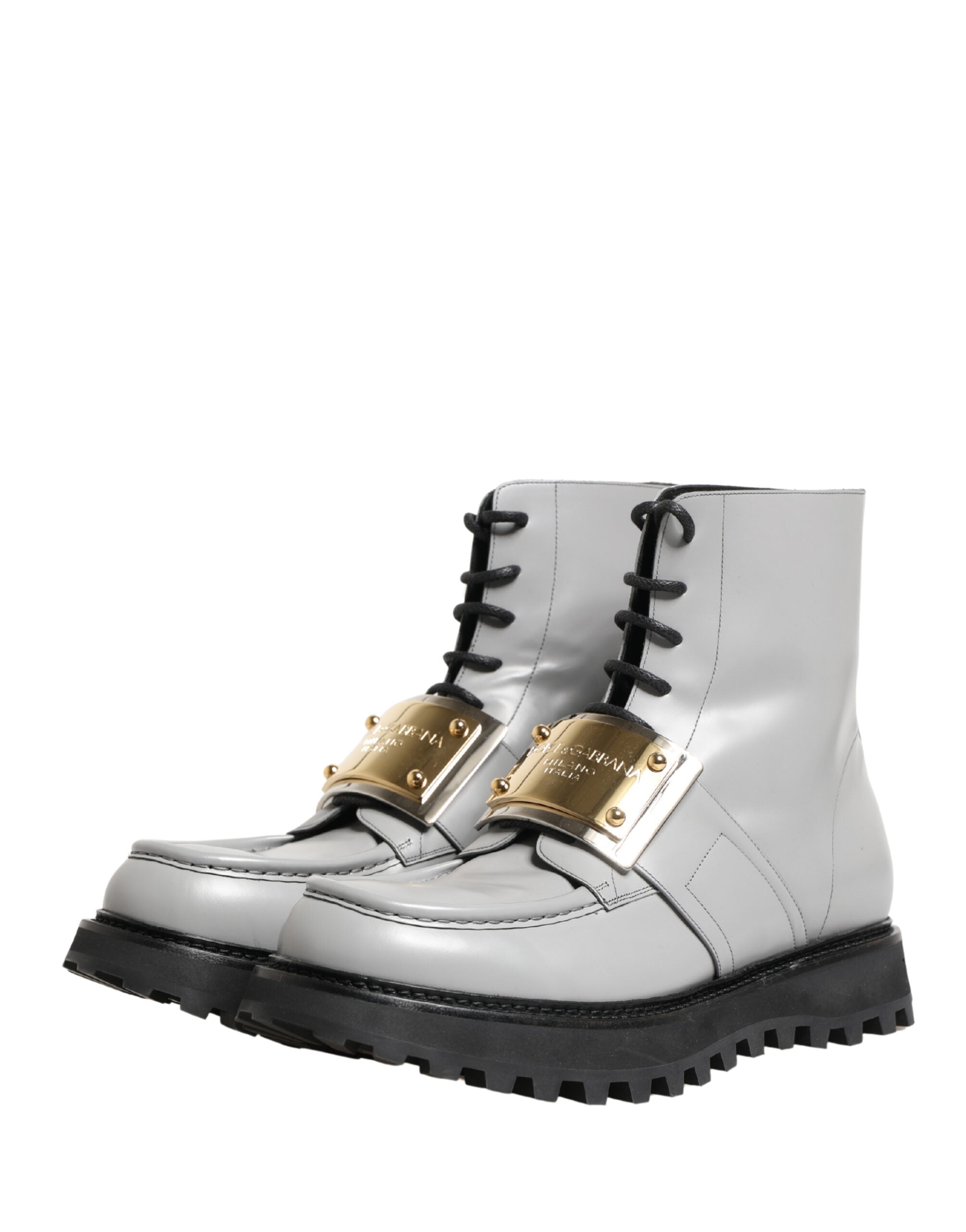 Bottes à talons en cuir gris Dolce & Gabbana avec plaque logo à la cheville, style élégant et moderne.