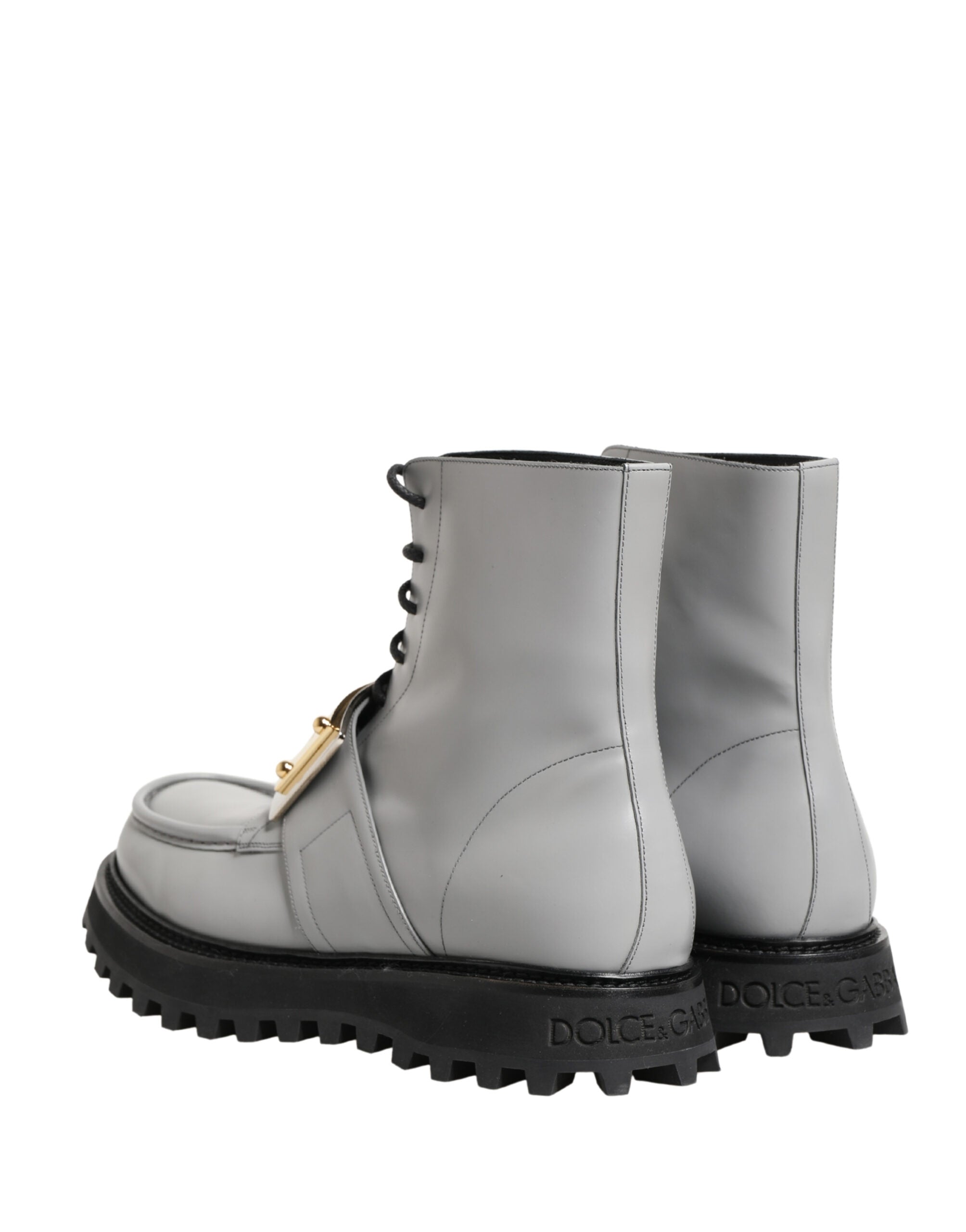 Bottes ankle en cuir gris Dolce & Gabbana avec plaque logo, style élégant et moderne, vue de face montrant le design sophistiqué.