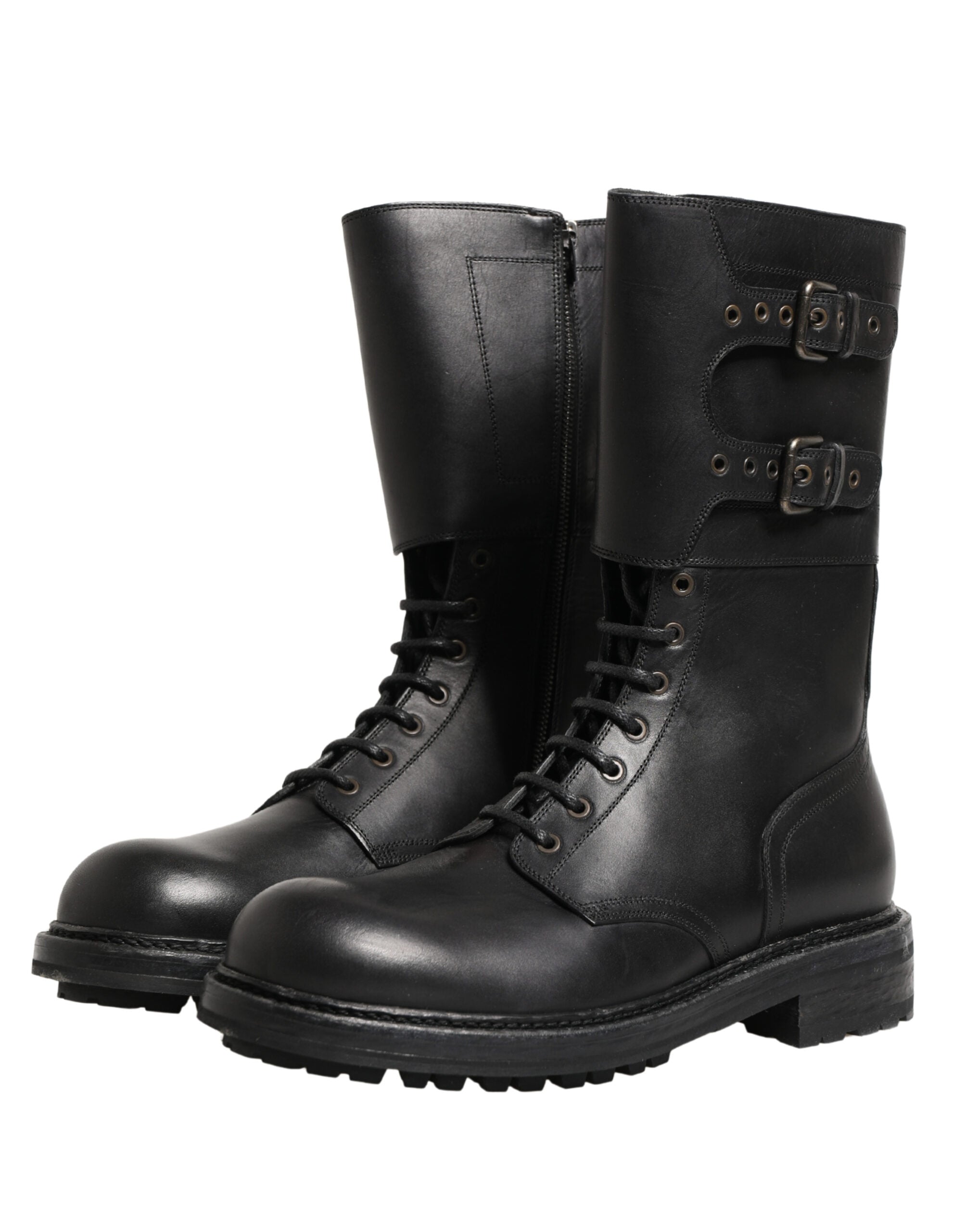 Bottes de combat en cuir noir Dolce & Gabbana avec boucle, style robuste et tendance, visibles en gros plan sur fond neutre.